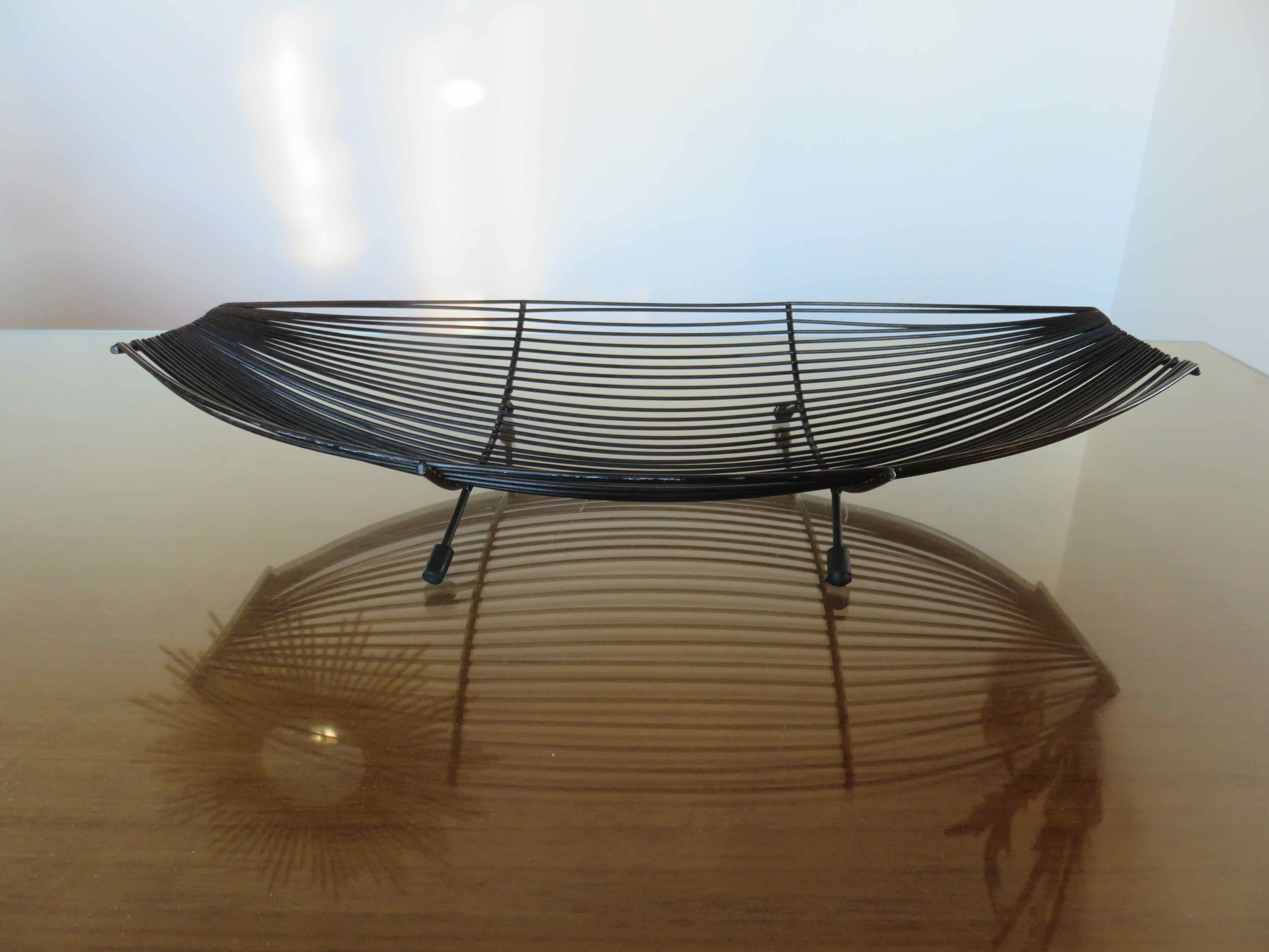 Minimalist fruit basket 50s 60s