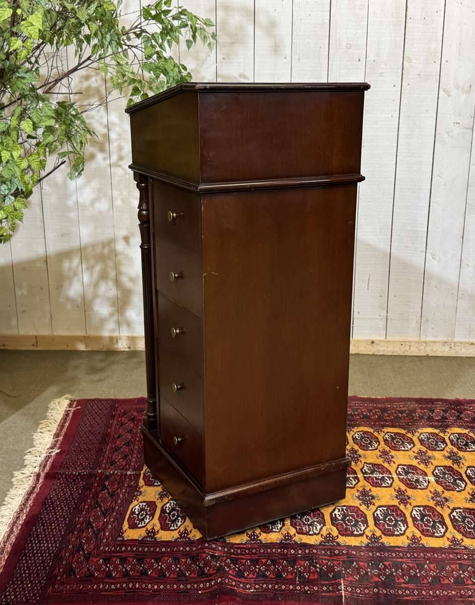 English desk in mahogany from the 1950s.