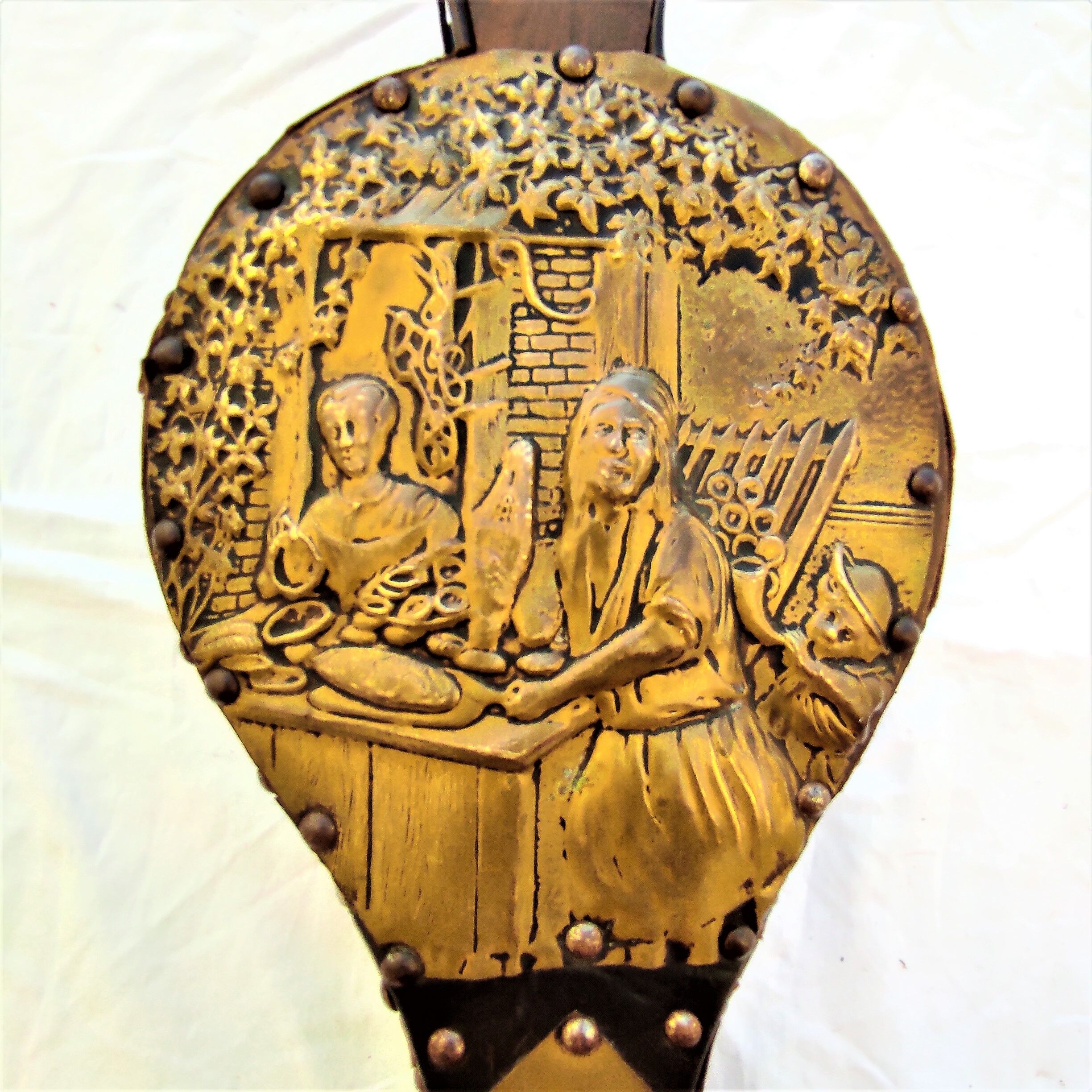 Bellows of fireplace in wood, brass and leather
