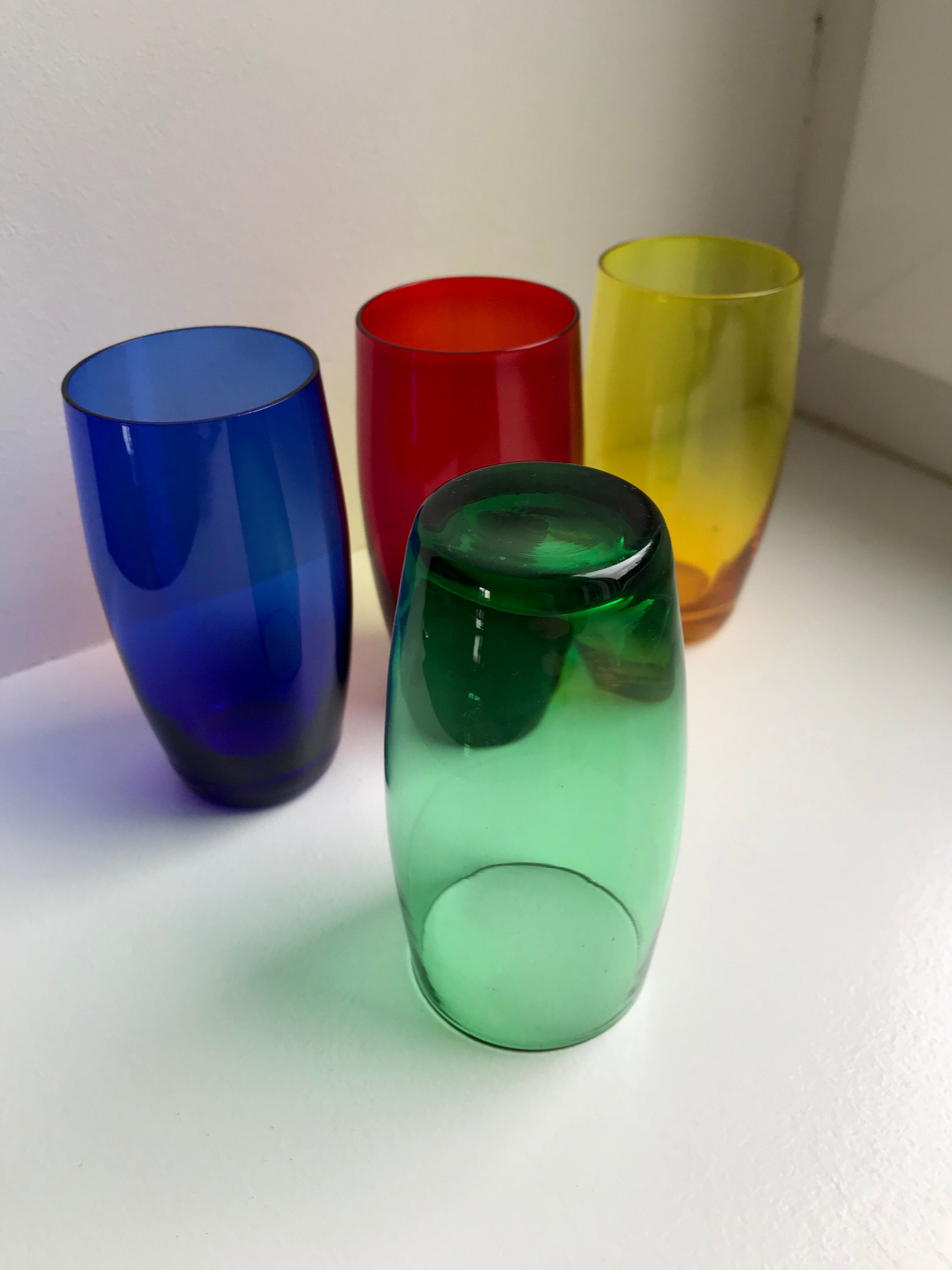 Lot de 4 verres à eau design en verre coloré années 70