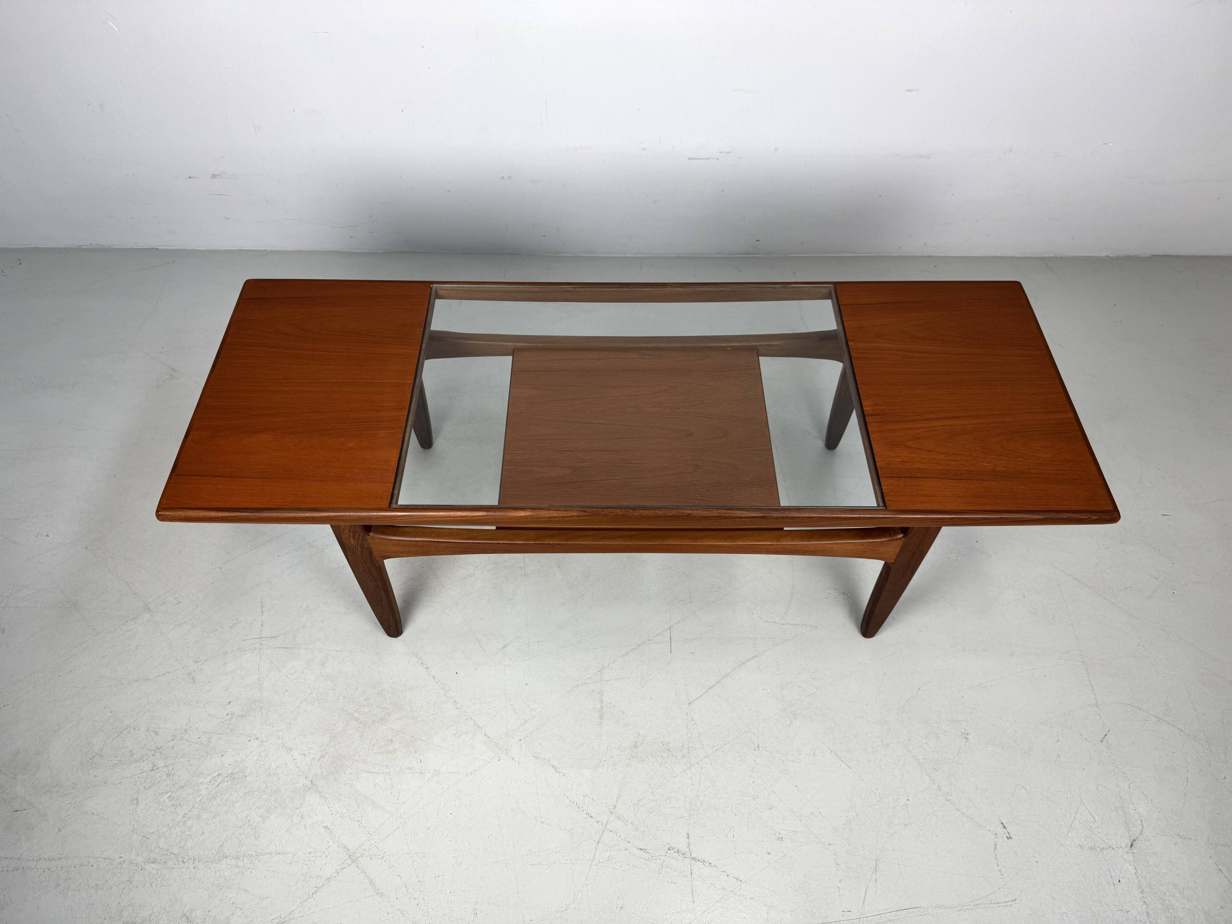 Table basse en teck des années 1960 par G-Plan, conçue par V. Wilkins.
