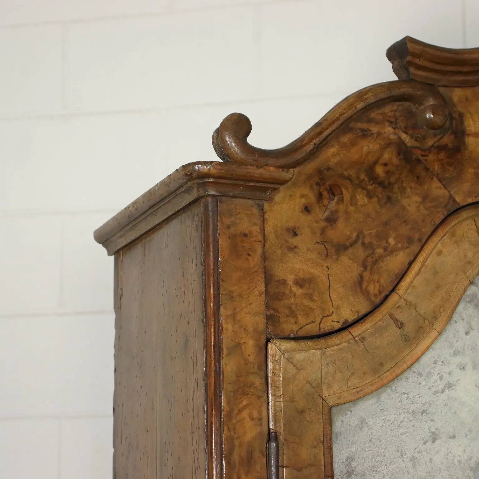 Trumeau barocchetto avec miroir en placage de ronce de noyer, Italie, XVIIIe siècle
