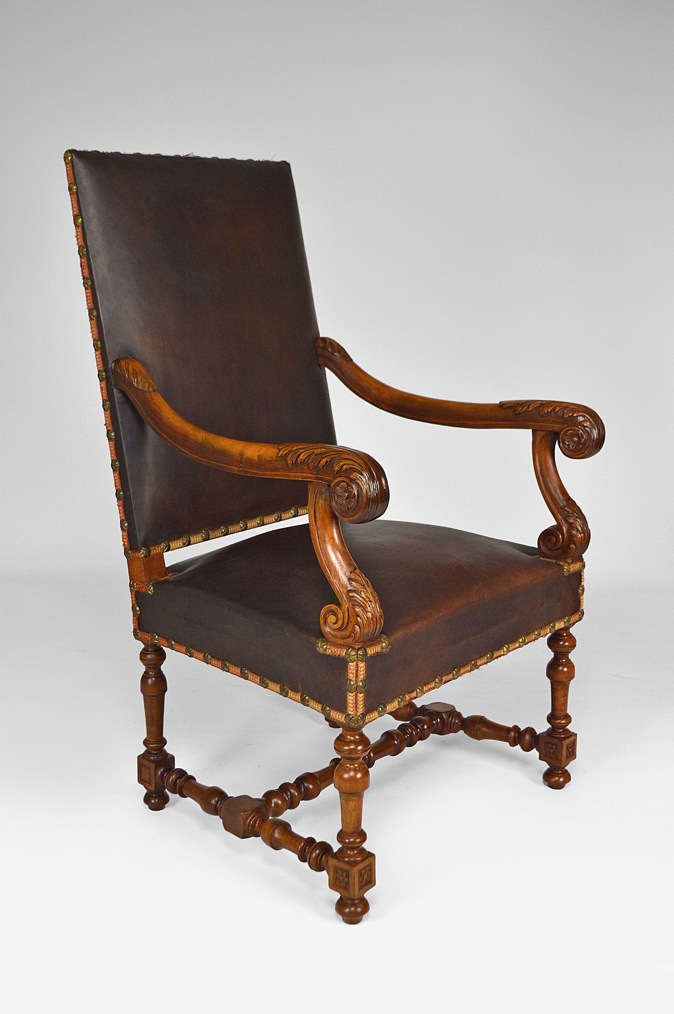 Fauteuil de bureau Louis XIII en cuir et noyer sculpté vers 1860