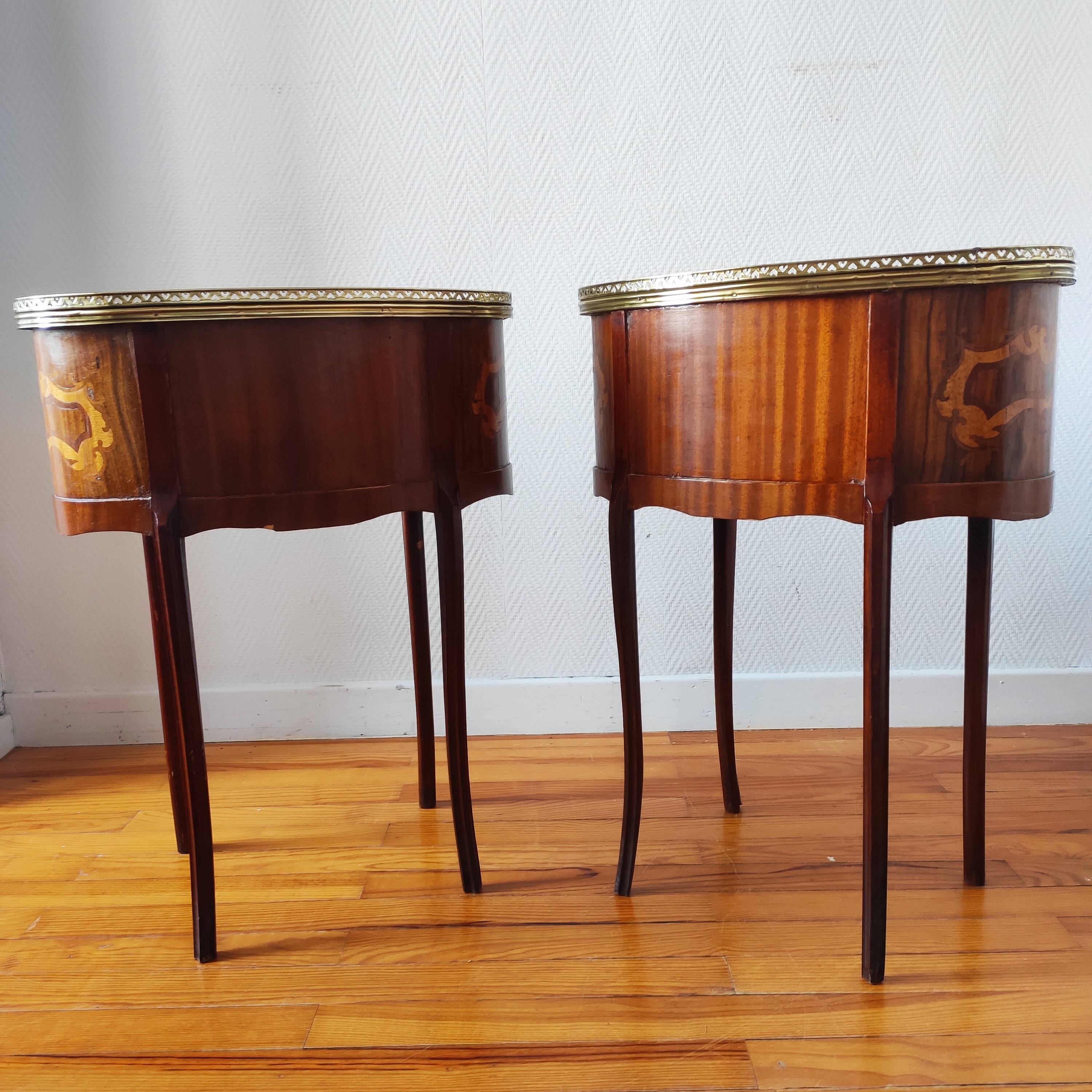 Paire de tables de chevet style Louis XV en bois marqueté