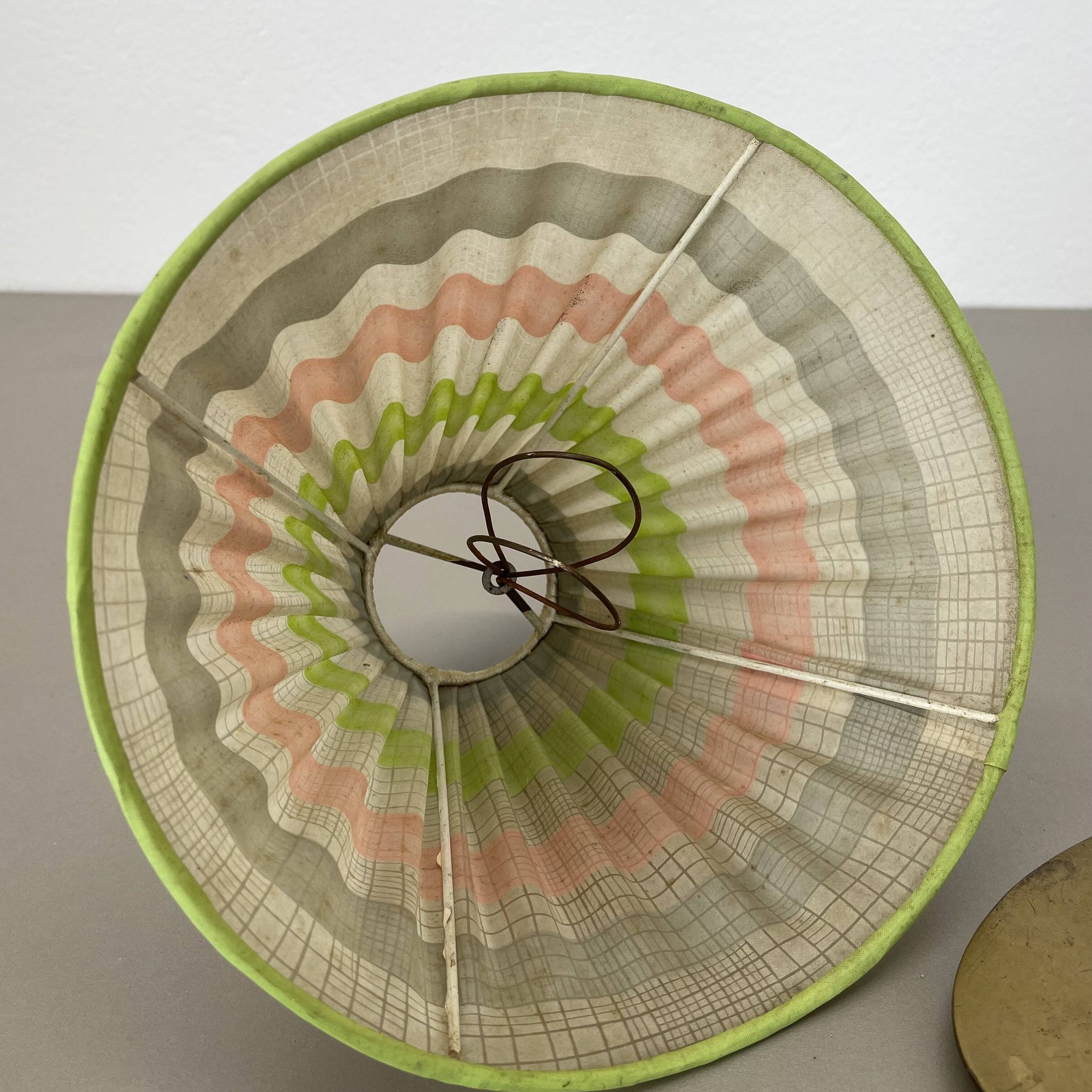 Lampe de table de 32 cm en laiton et tissu de style Kalmar, Autriche, années 1960