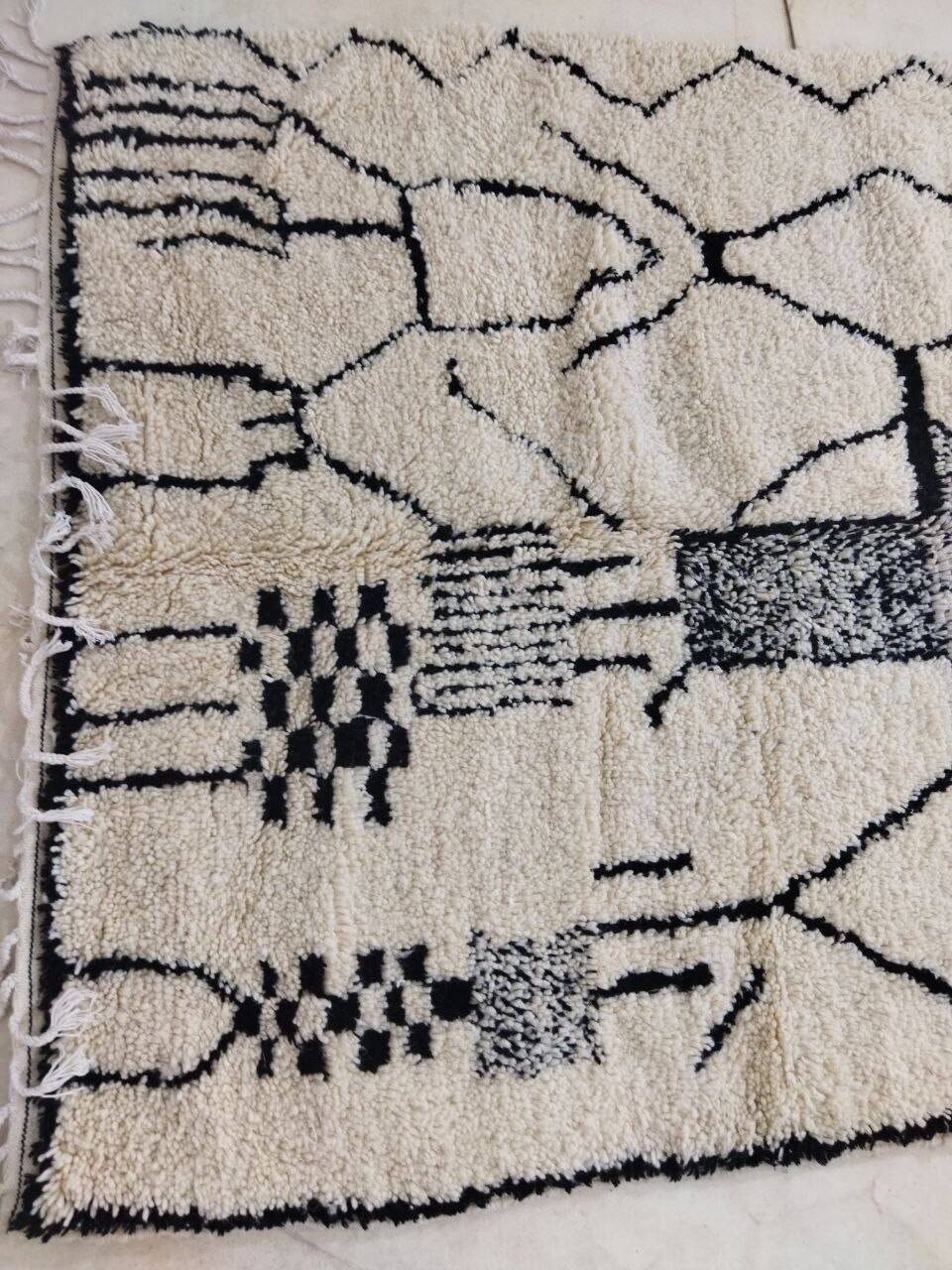 Handmade moroccan berber rug 278 x 150 cm
