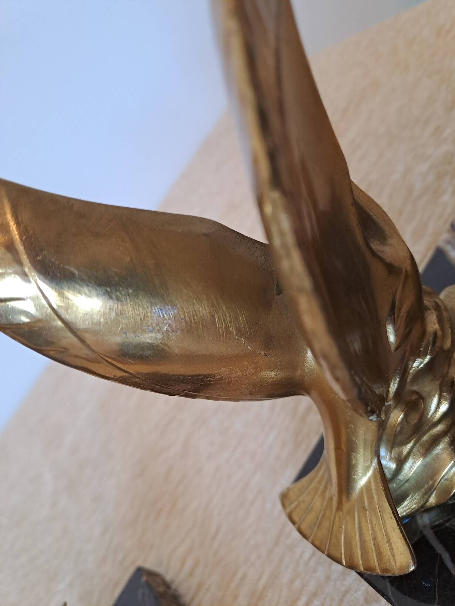 Pair of golden bird bookends on veined marble – Mid-Century vintage