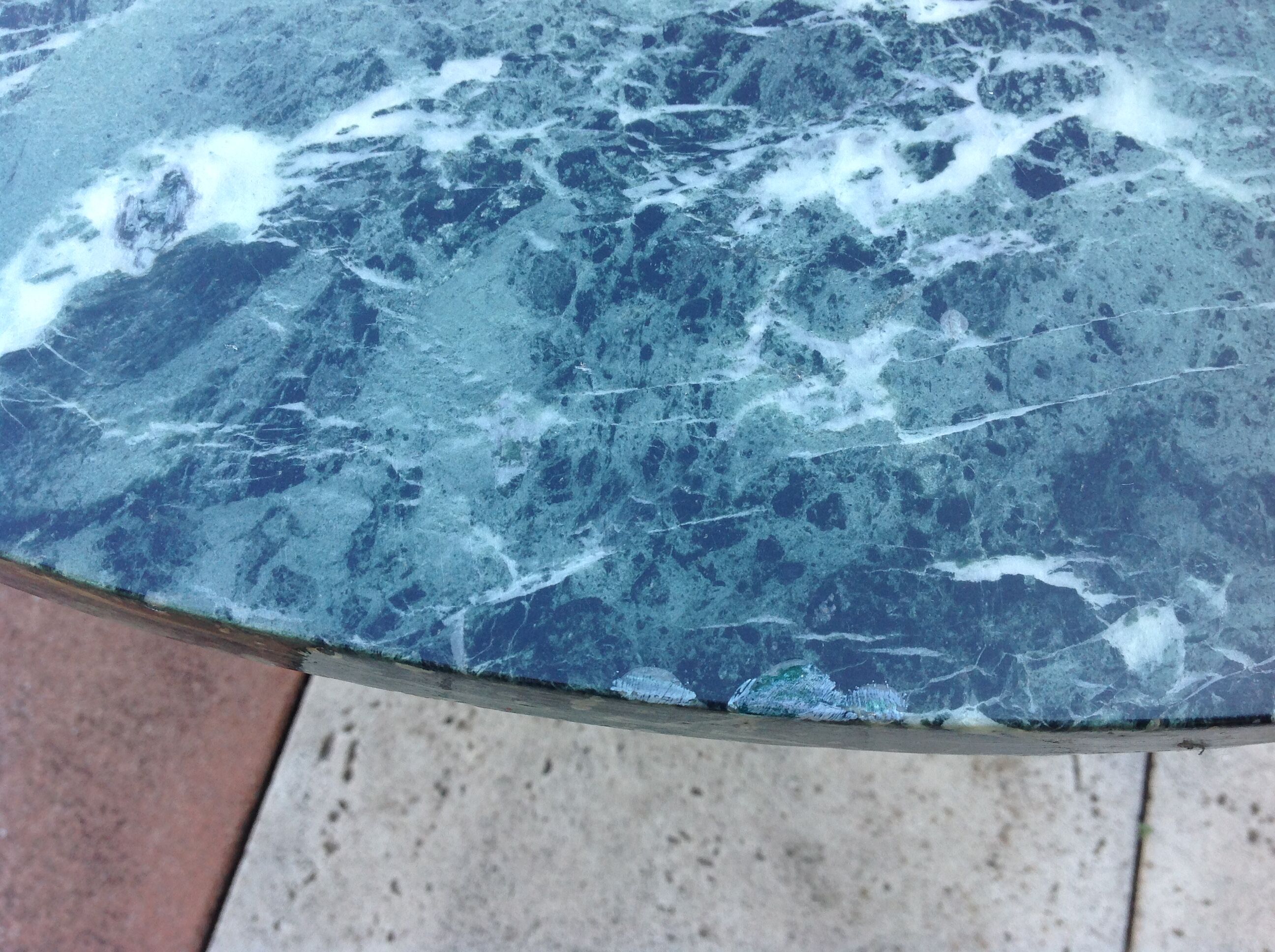 Round coffee table in green marble and chrome / vintage base 60s-70s