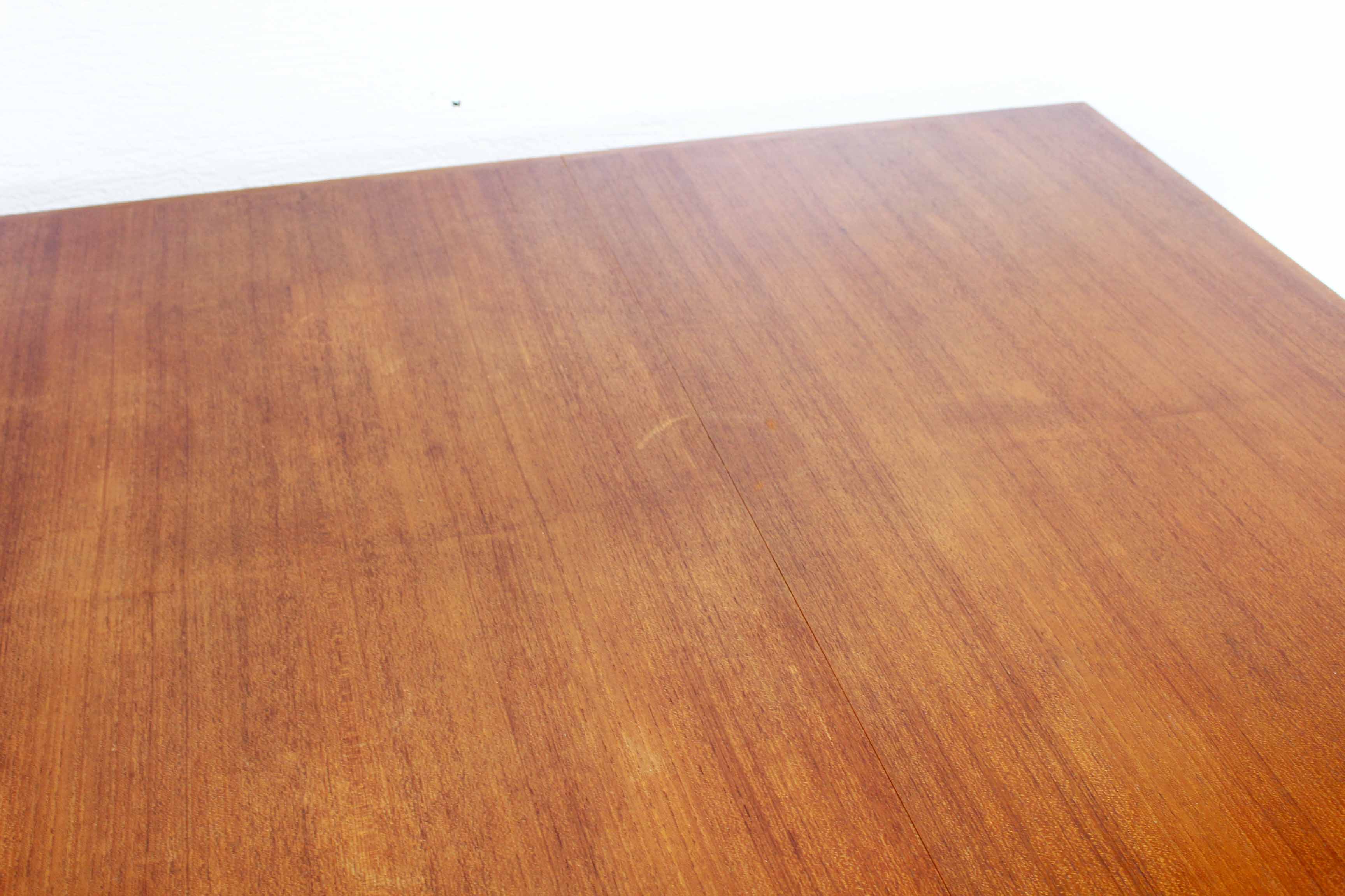 Table scandinave extensible en teck 4 à 10 personnes