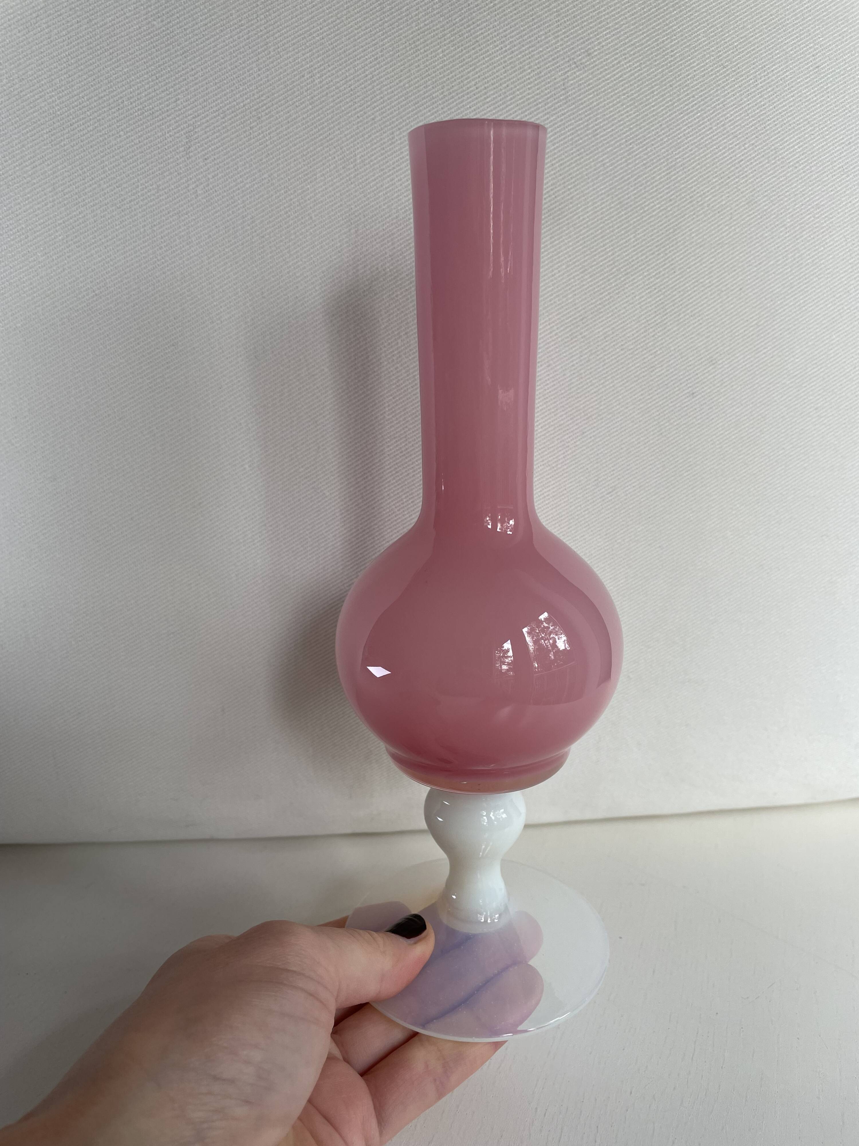 Vase en opaline rose