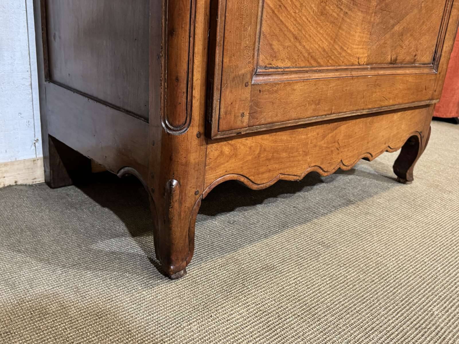 Louis XV bonnetière in cherry wood, early 19th century.