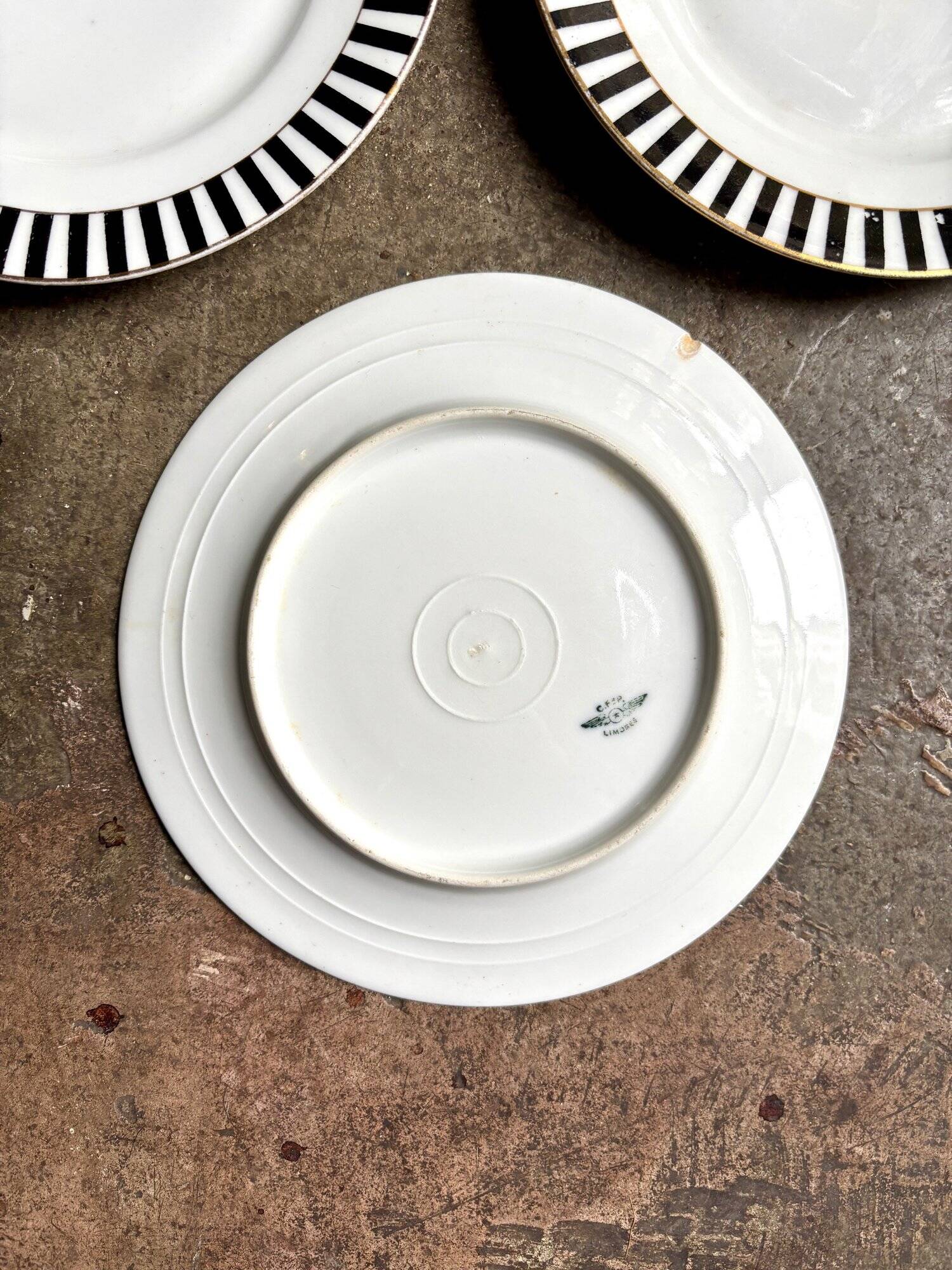 4 dessert plates in white, black and gold Limoges porcelain