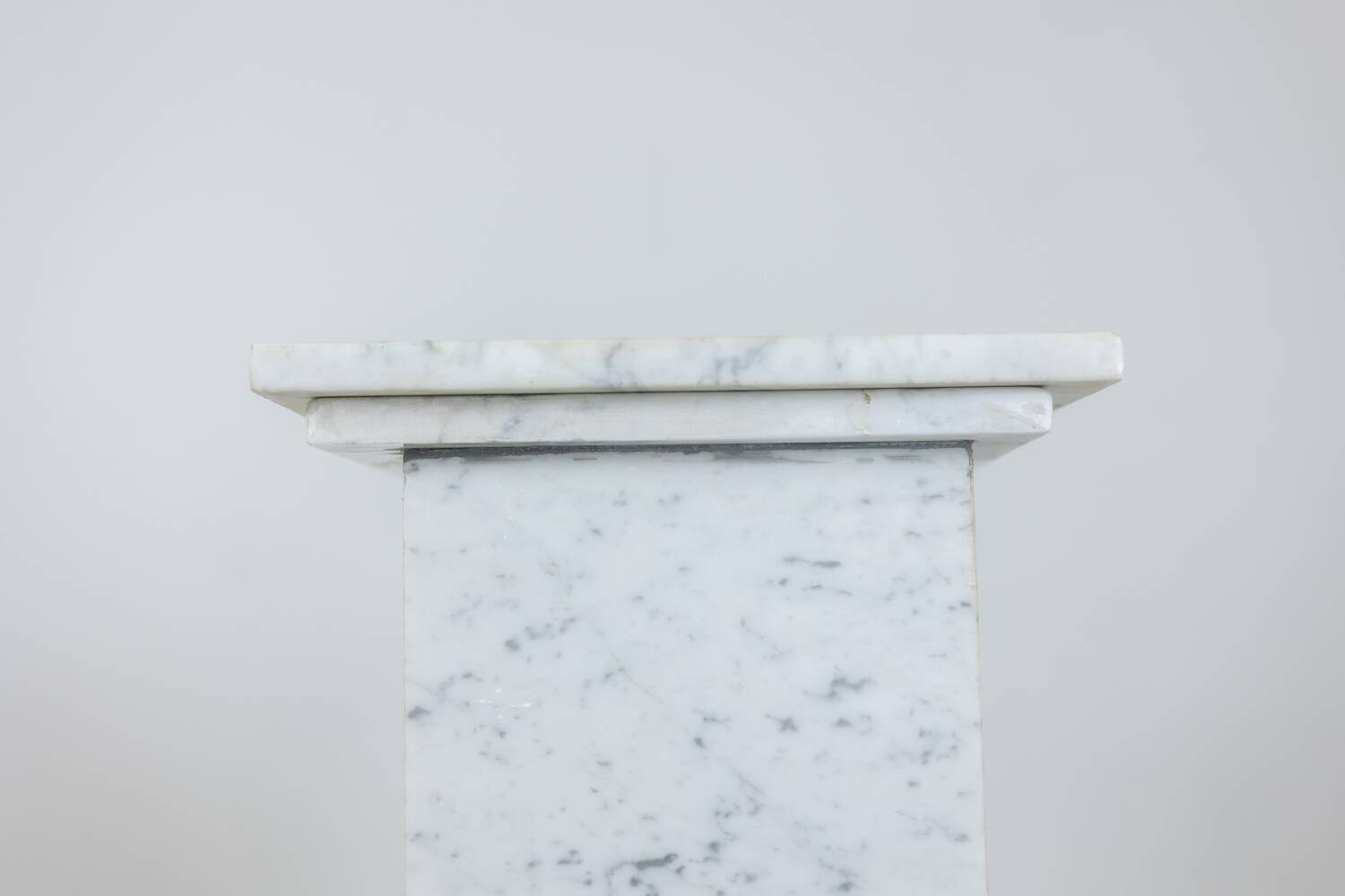 Pair of Art Deco style columns, in white marble, 20th century