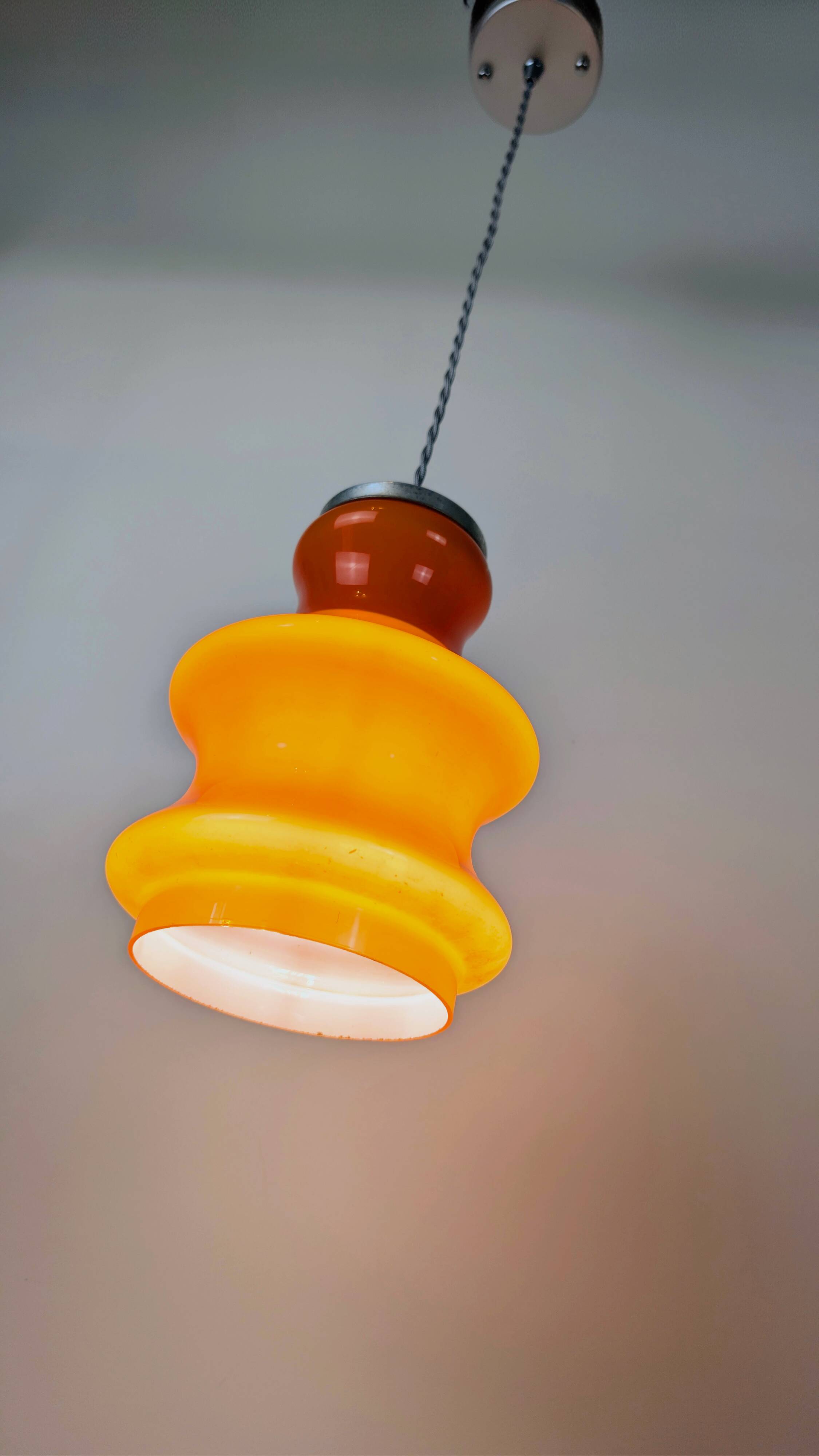 Suspension vintage en verre opalin orange design années 70