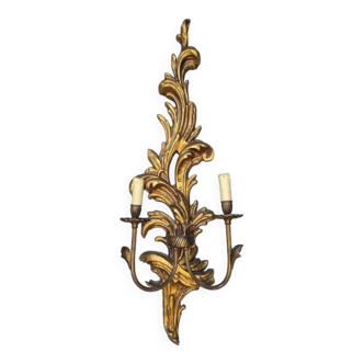 Carved gilded wood wall light with gold leaf