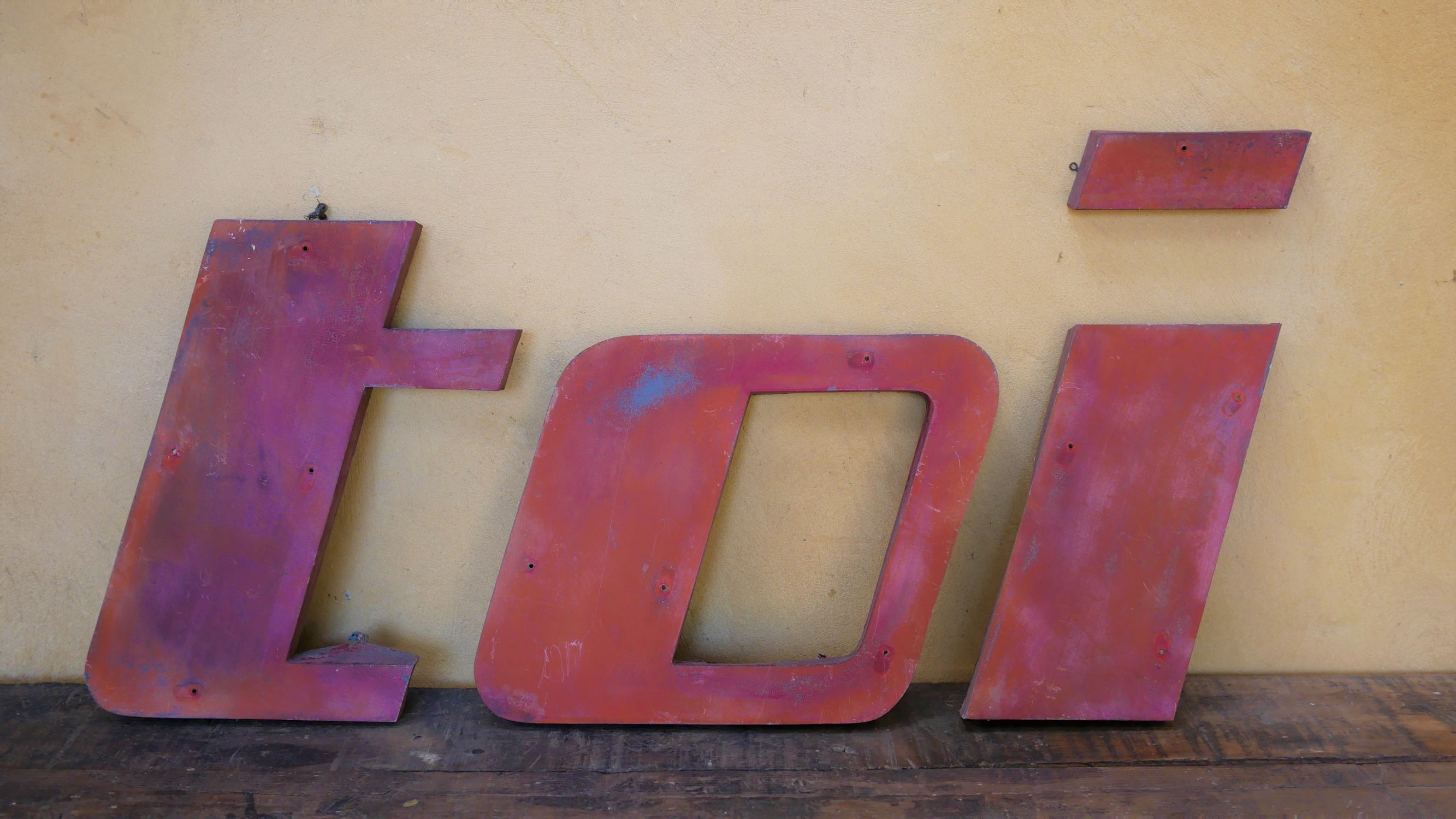 Letter to sign vintage metal 'E '.