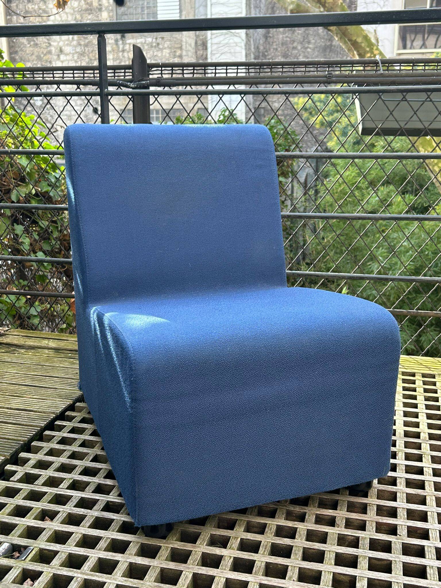 Pair of midnight blue armchairs – contemporary spirit