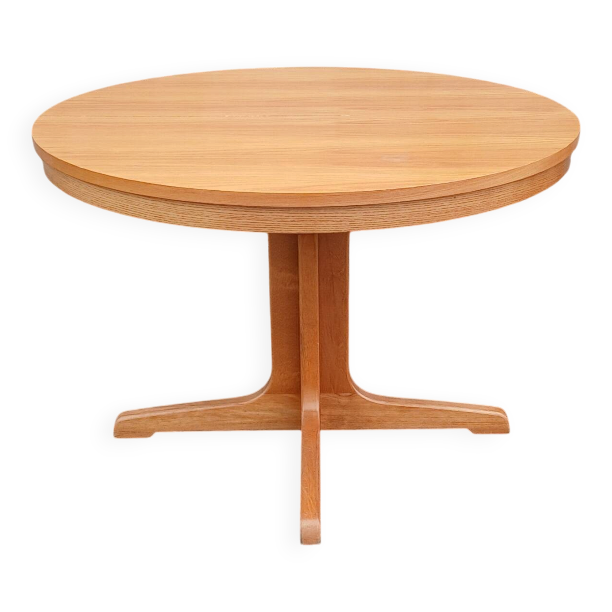 Extendable round table in elm