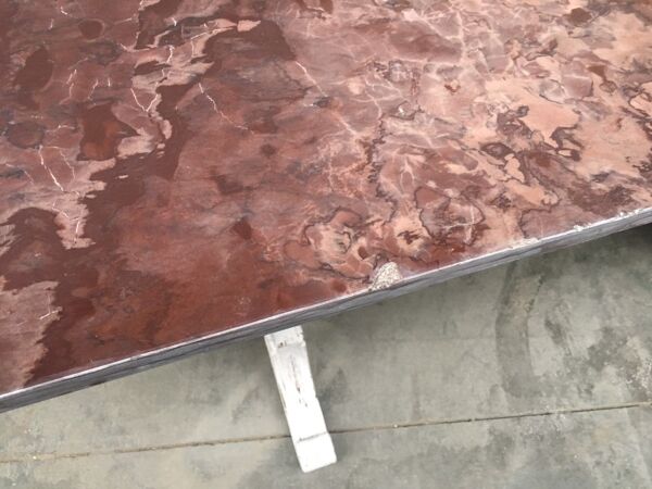 Grande table de milieu dessus marbre rouge moucheté