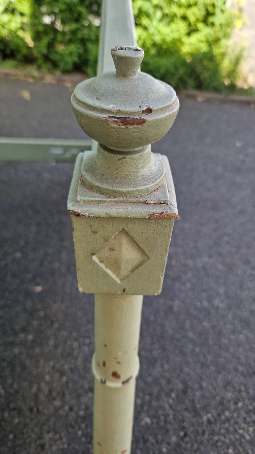 Lacquered Directory bed