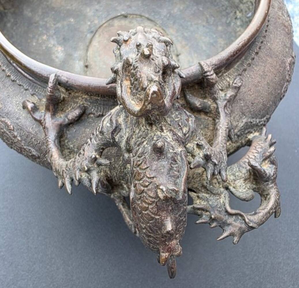 Dragon basin - large planter - in bronze, Meiji period