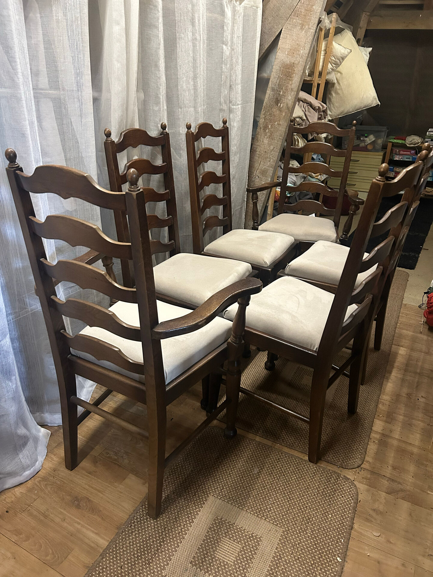 Ensemble de 6 chaises de salle à manger en chêne ancien rembourrées, comprenant 2 fauteuils.