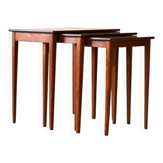 Suite de trois tables basses nid d'abeille en acajou