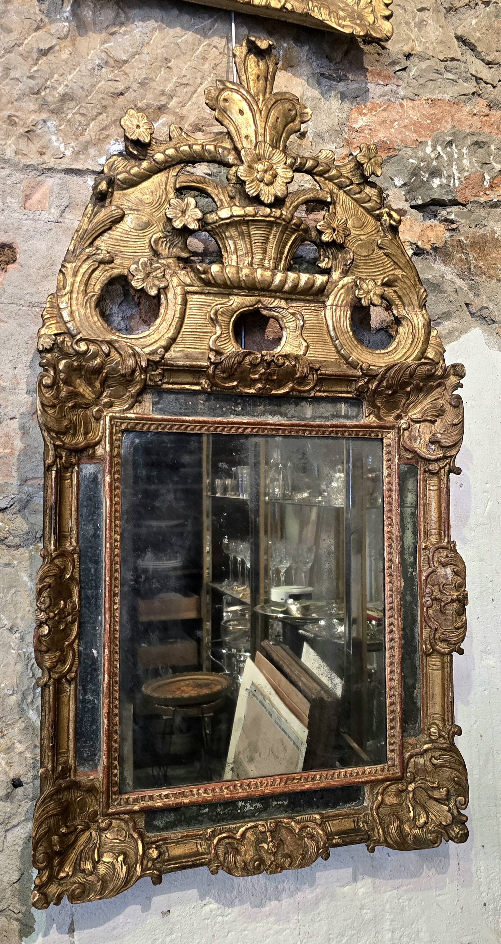 Regency period mirror with a carved and gilded wooden pediment – 18th century