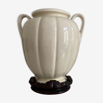 Vase céramique avec anse sur son socle en bois