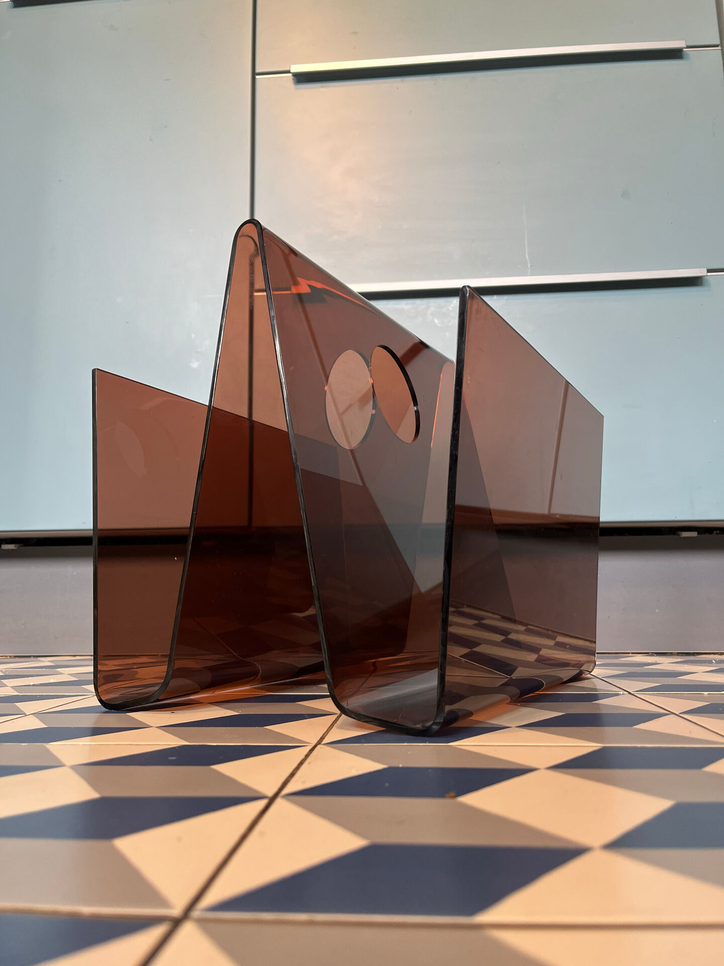 Magazine holder Michel Dumas smoked Plexiglas