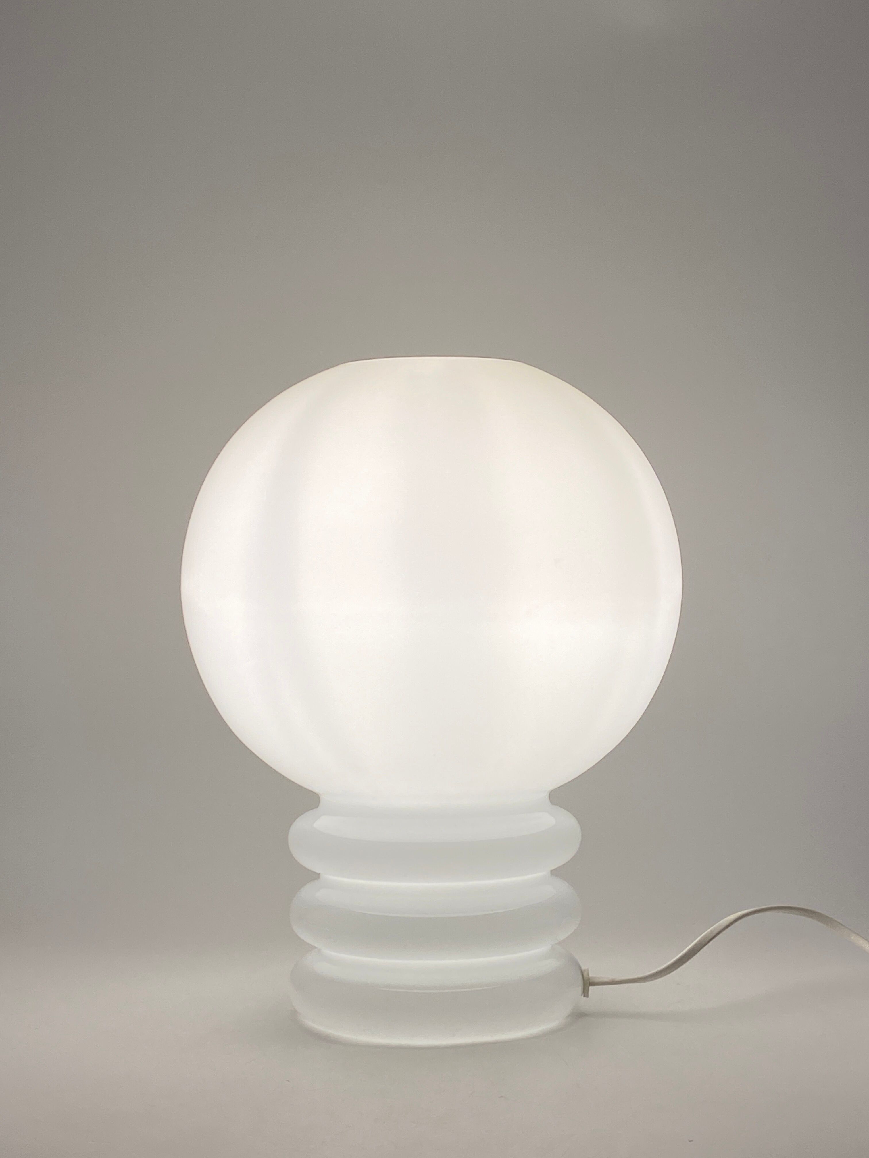 Lampe de table vintage en verre blanc, ampoule de Glashütte Limburg 1979