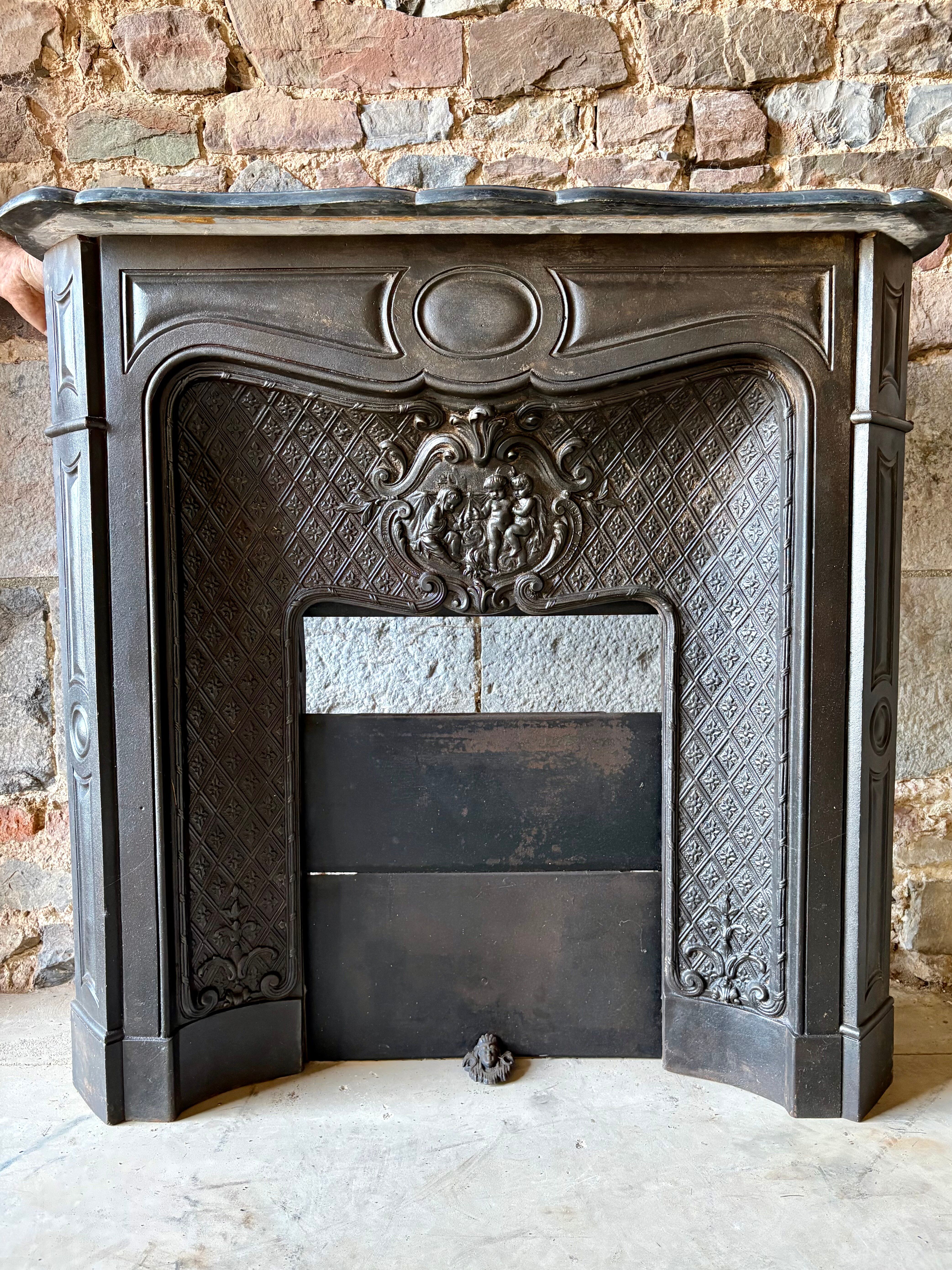 Ancienne cheminée en fonte de style Napoléon III – décor sculpté