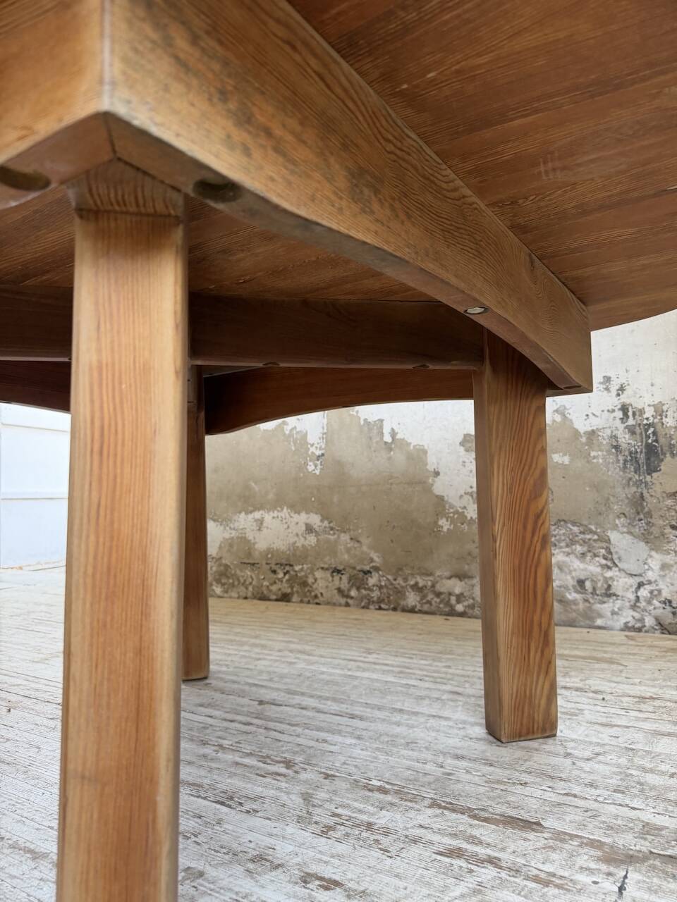 Round XL constructivist table