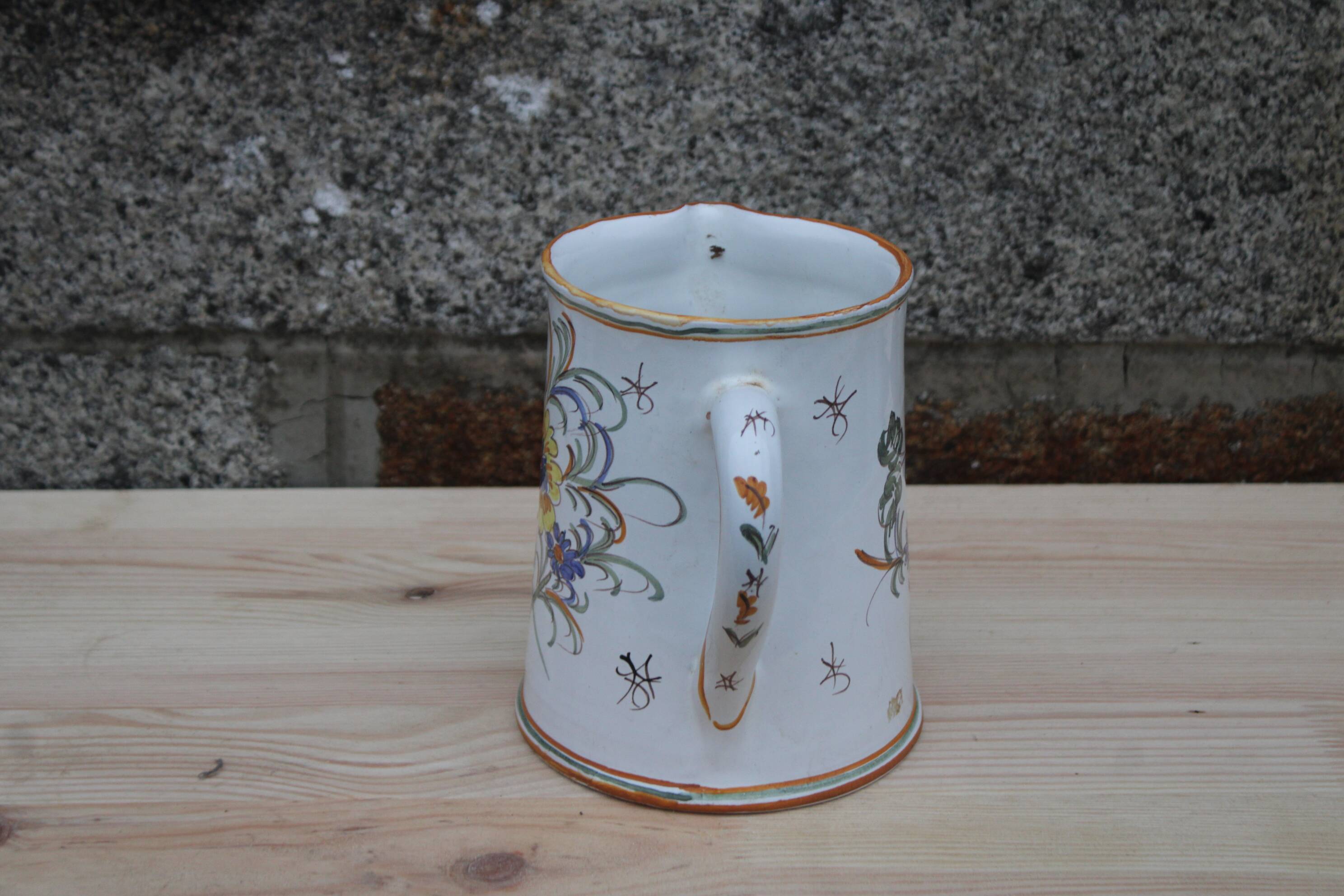 Pichet en faïence décorée – signé Duncan Marais