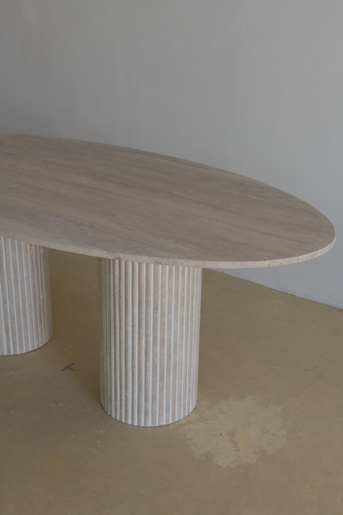 Oval dining table Calypso natural travertine, striated foot 200x100