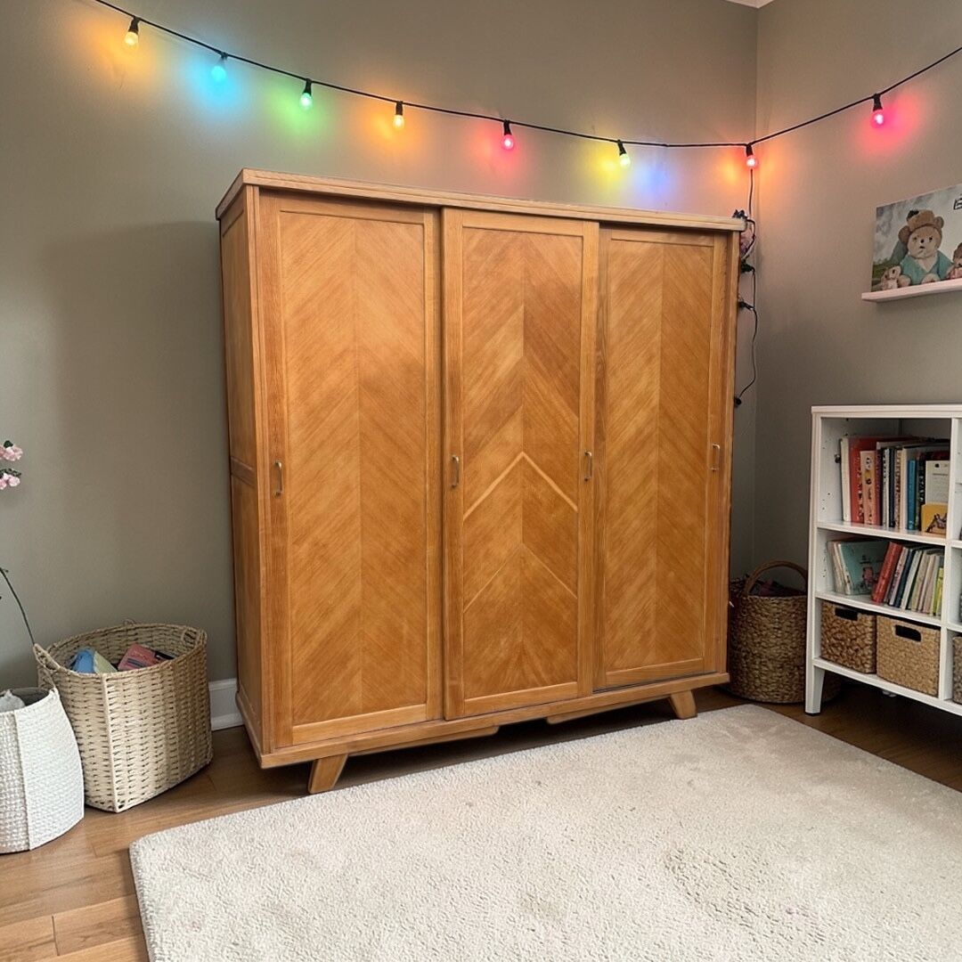 Armoire parisienne penderie porte coulissante chêne brut massif 1960