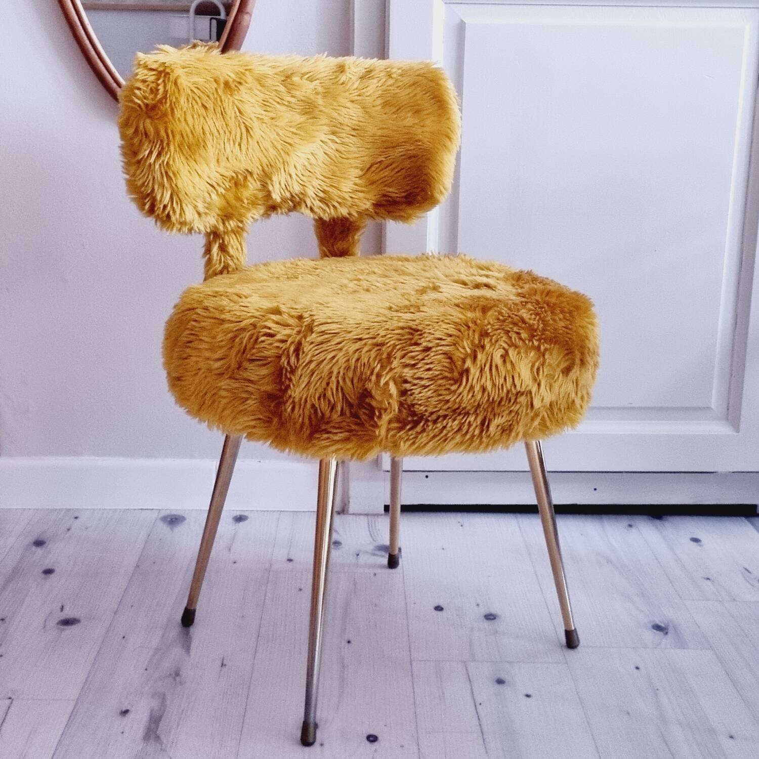 Chaise en moumoute moutarde, Pelfran France