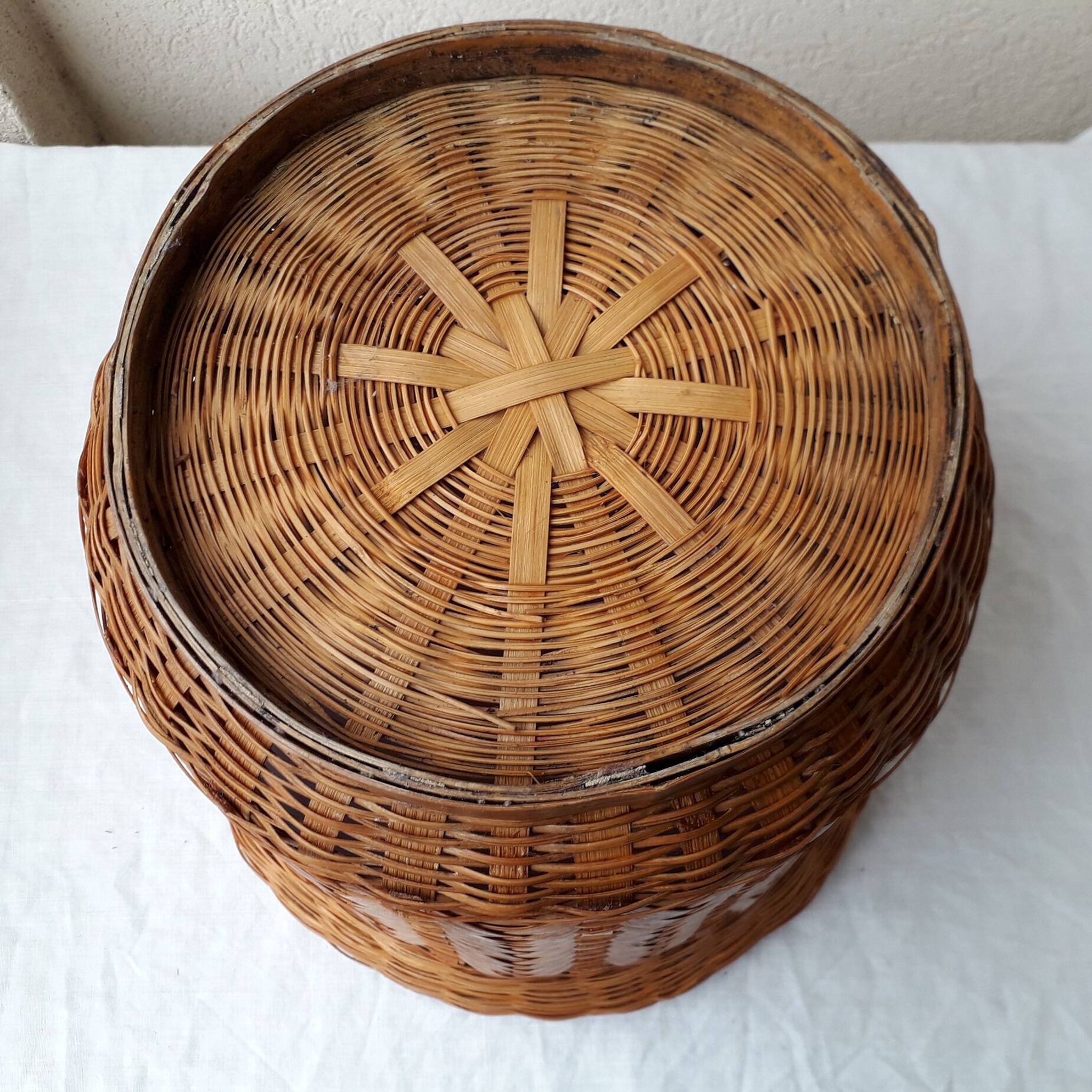 Wicker cache-pot