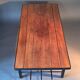 Table basse moderniste vintage en teck et métal noir.