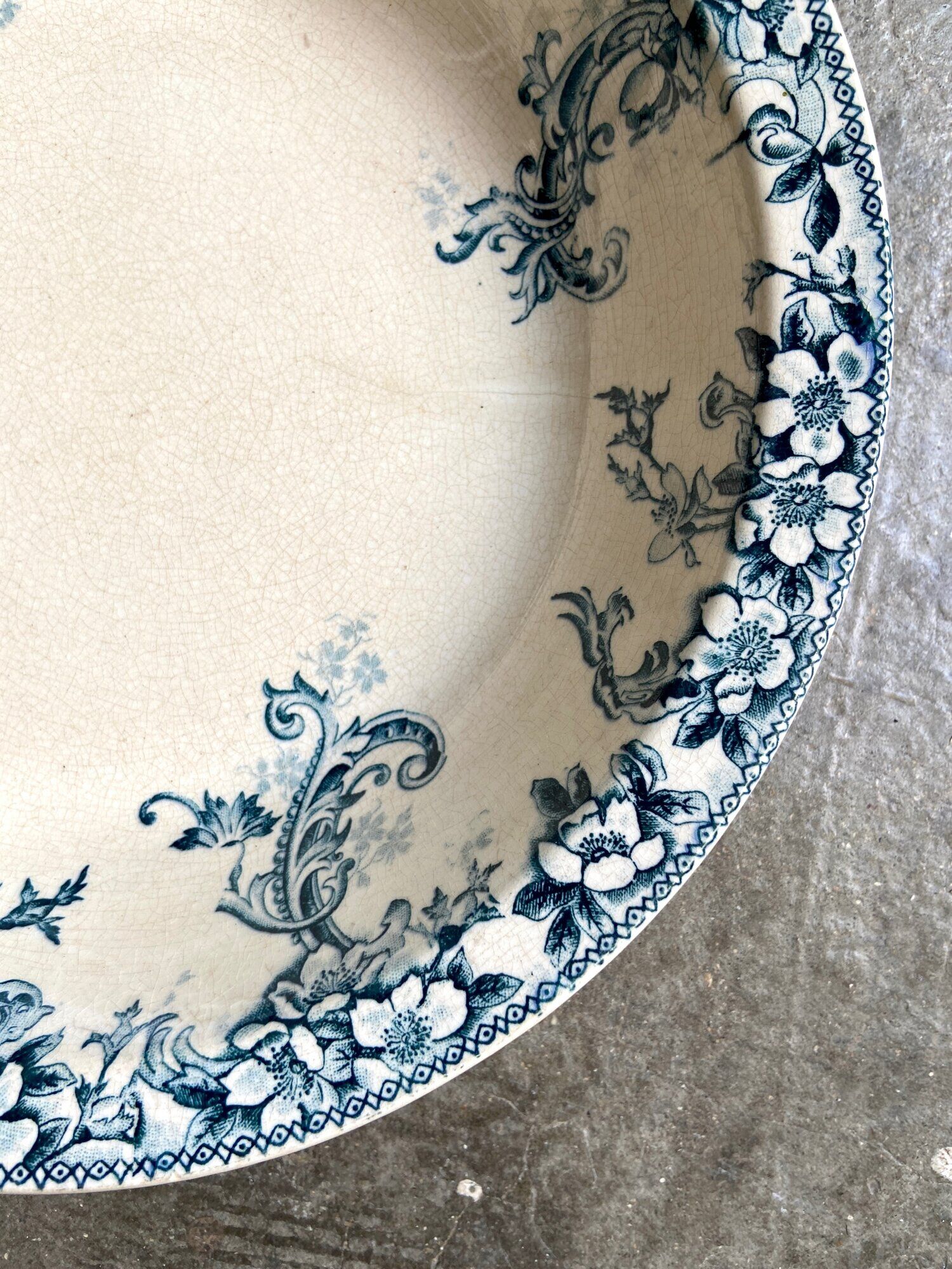 Round and hollow dish Boulenger & Cie in white and blue enamelled iron earth, "Wild rose" service