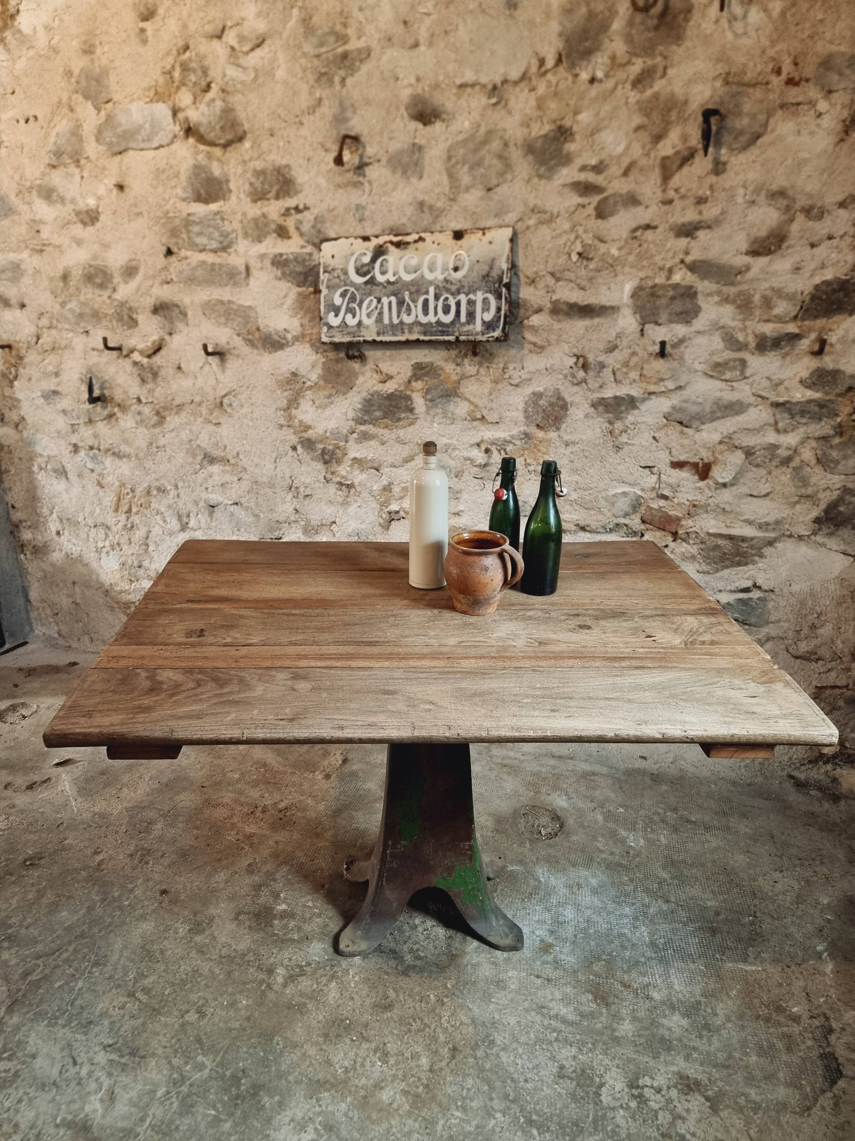 Table ancienne en chêne massif sur piètement en fonte – France, XVIIIe sièc
