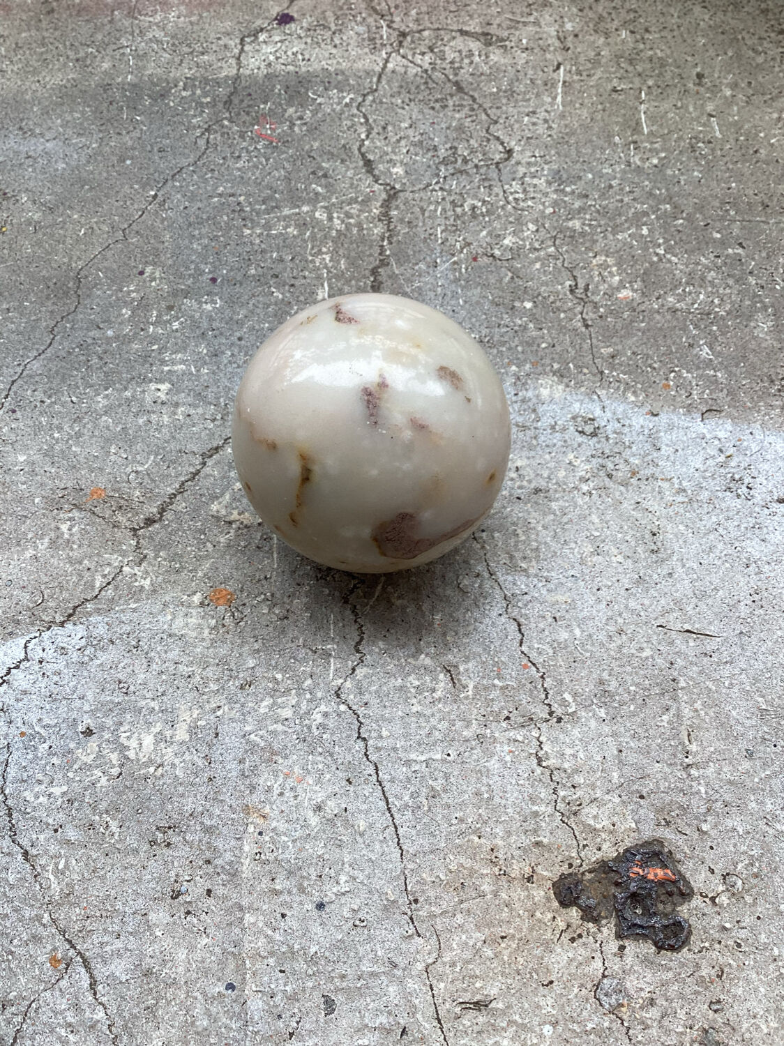 Sphère en marbre blanc