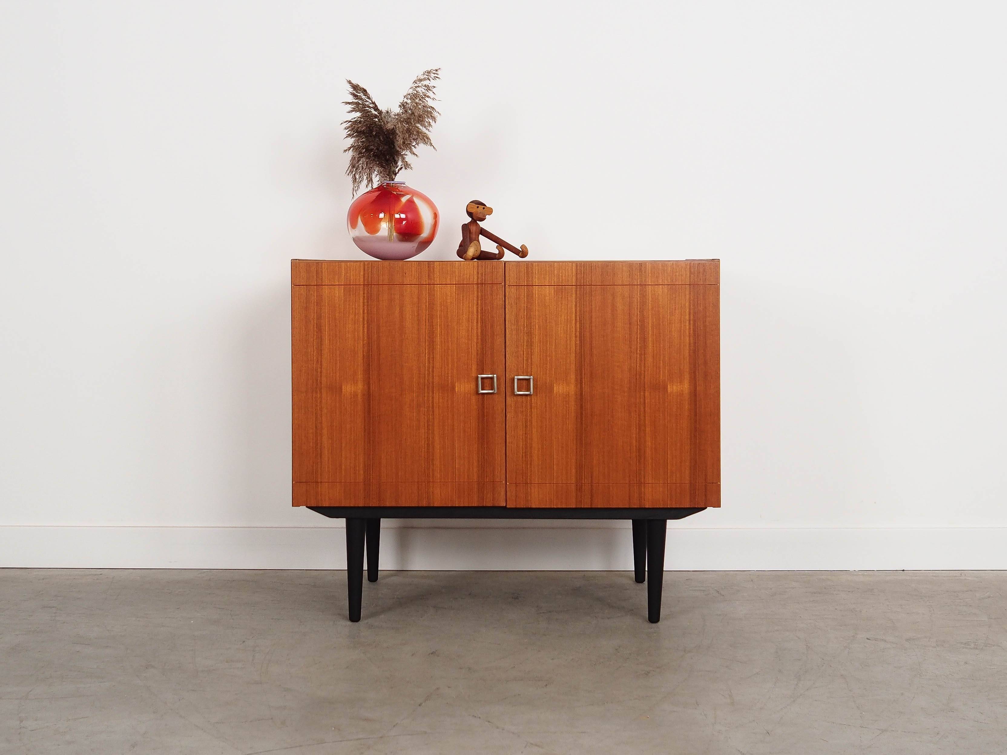 Cabinet en teck, design danois, années 1970, production : Danemark