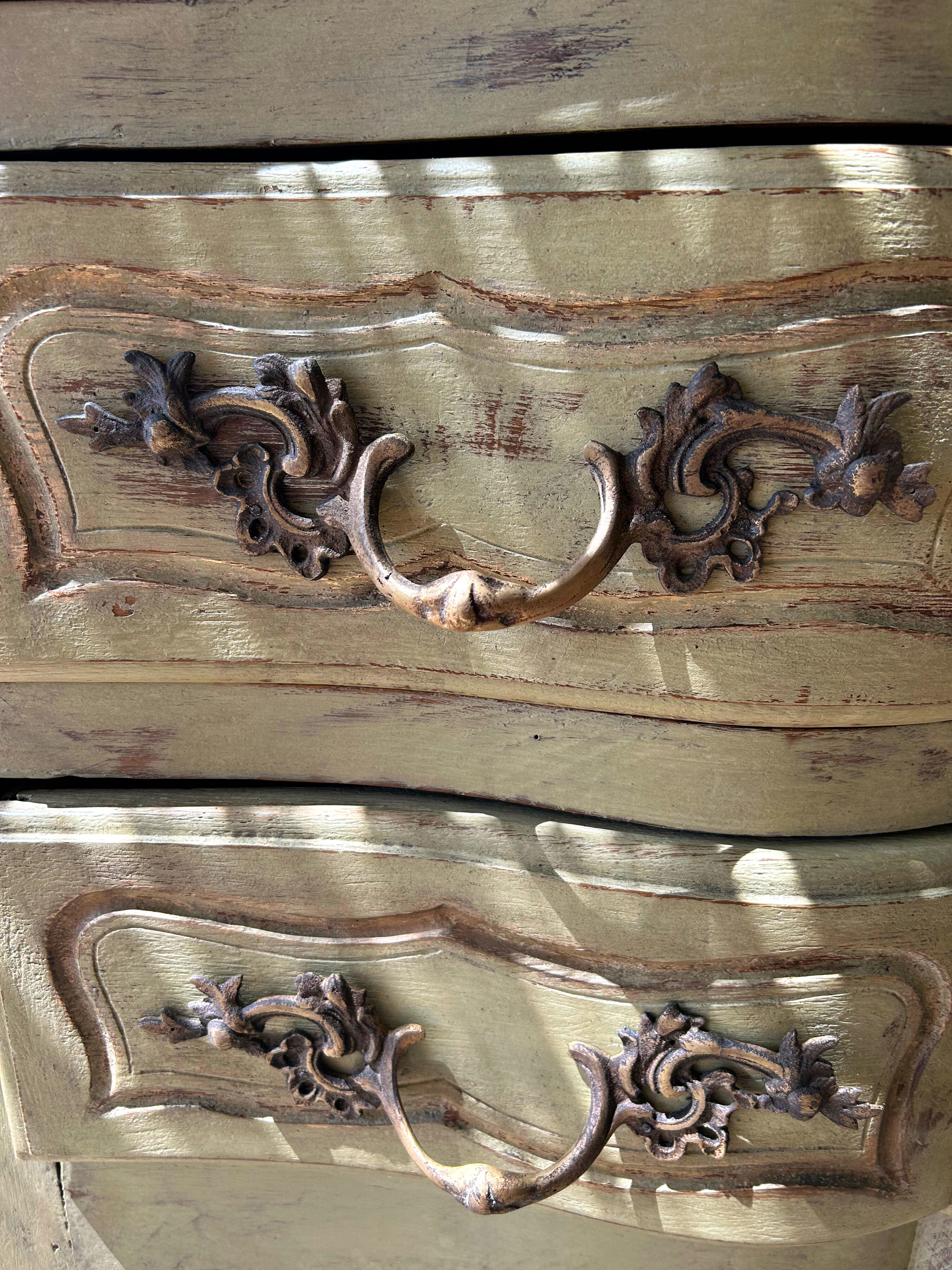 Commode galbée ancienne patinée vert pistache