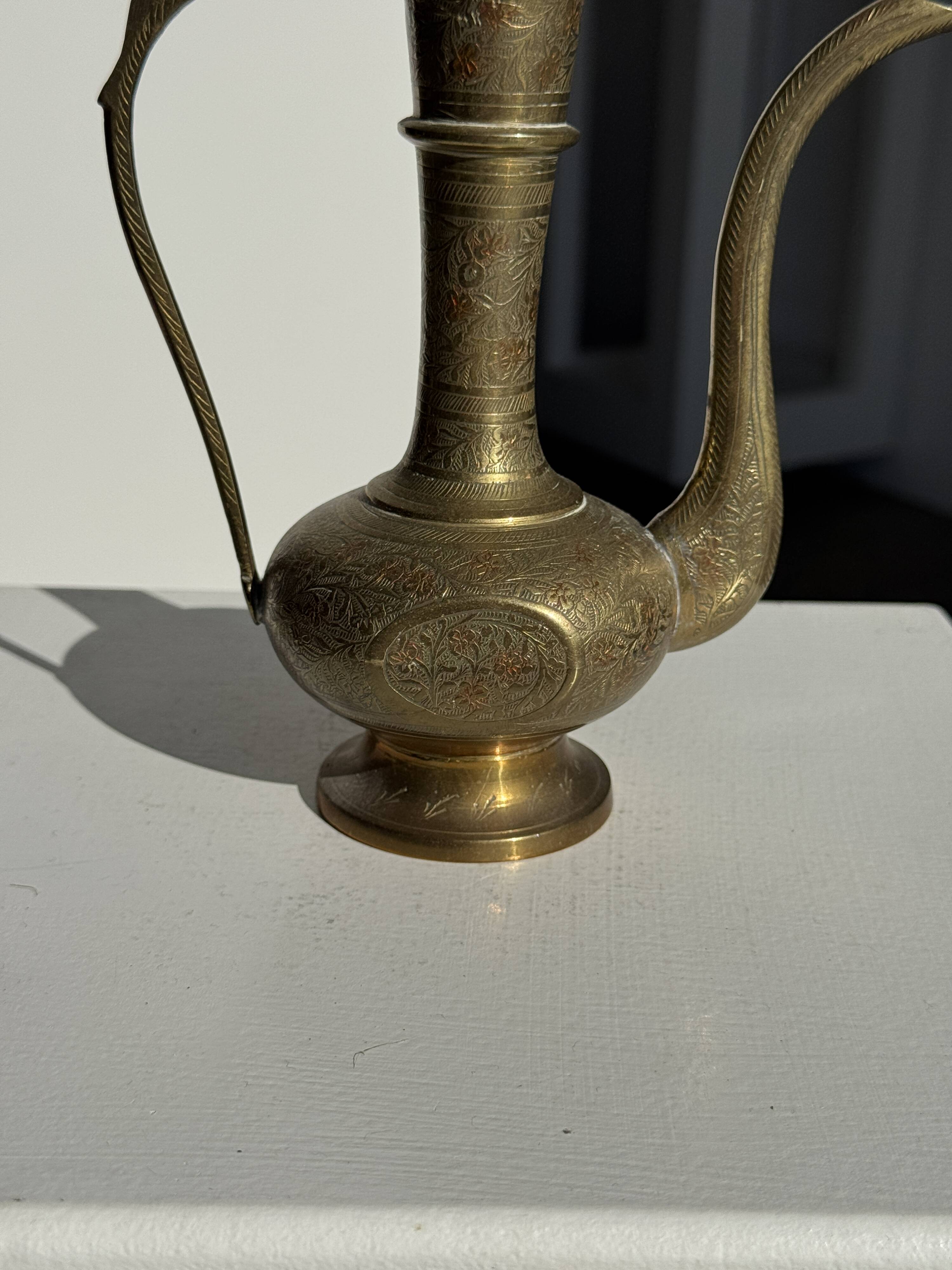Verseuse gravée orientale en laiton doré H22