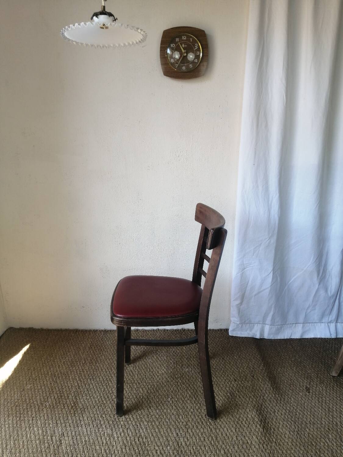 Lot de 19 chaises bistrot en bois et skaï rouge vintage.