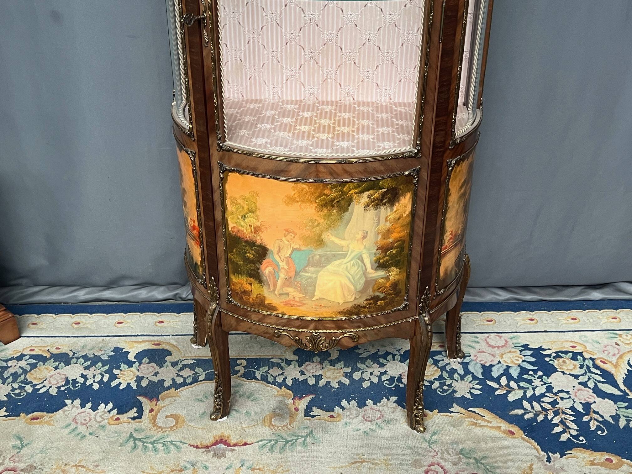 Vitrine de style Martin. Peinte à la main, placage en palissandre, décoration en bronze.