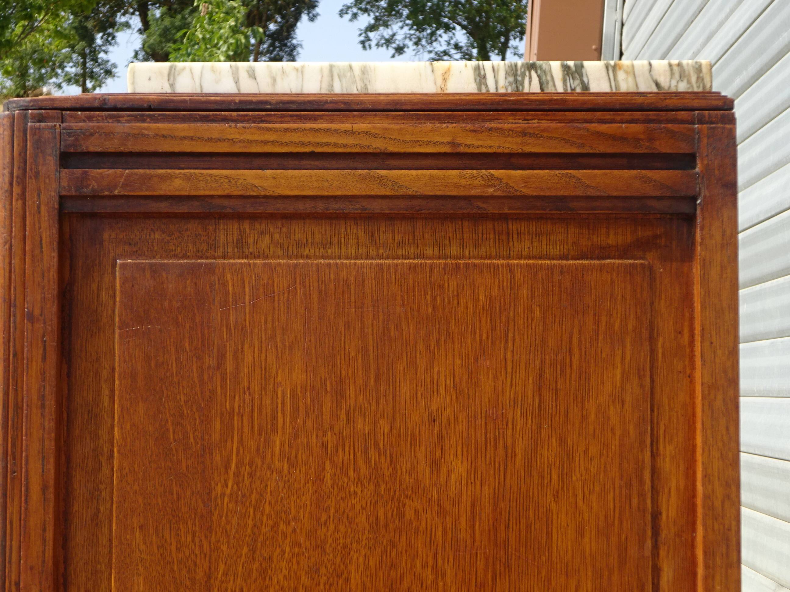 Ancien buffet en chêne et marbre, époque et style Art Déco
