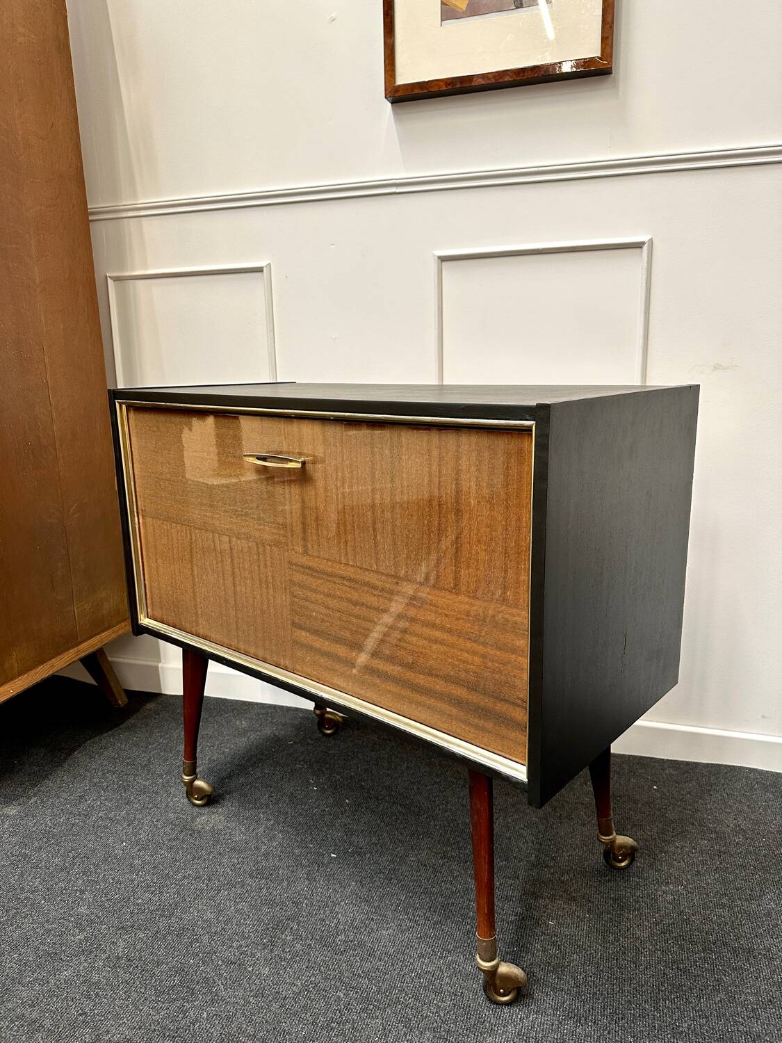 Bar cabinet with compass feet