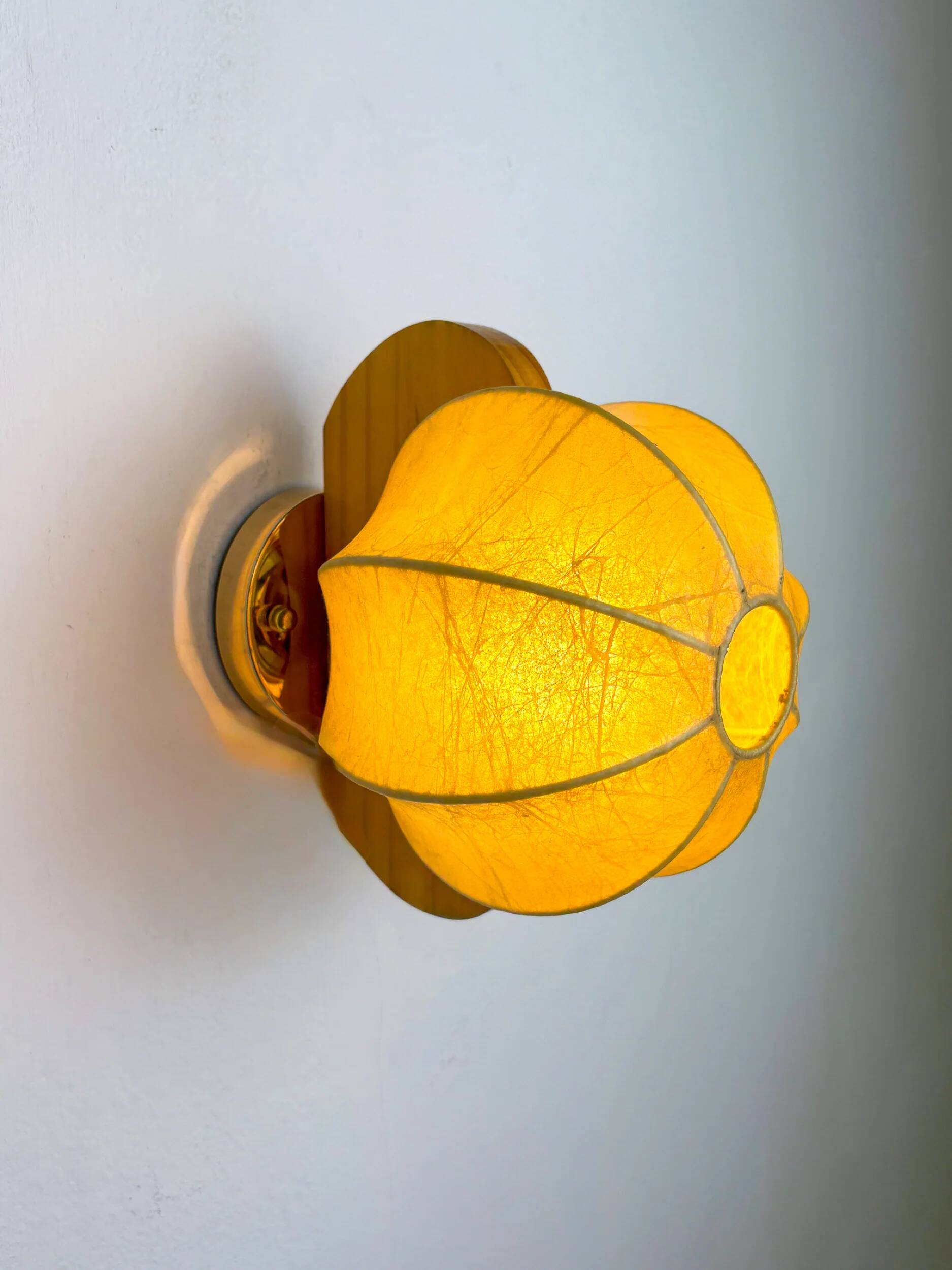 Italian "Cocoon" wall light, resin and pine wood, 1970